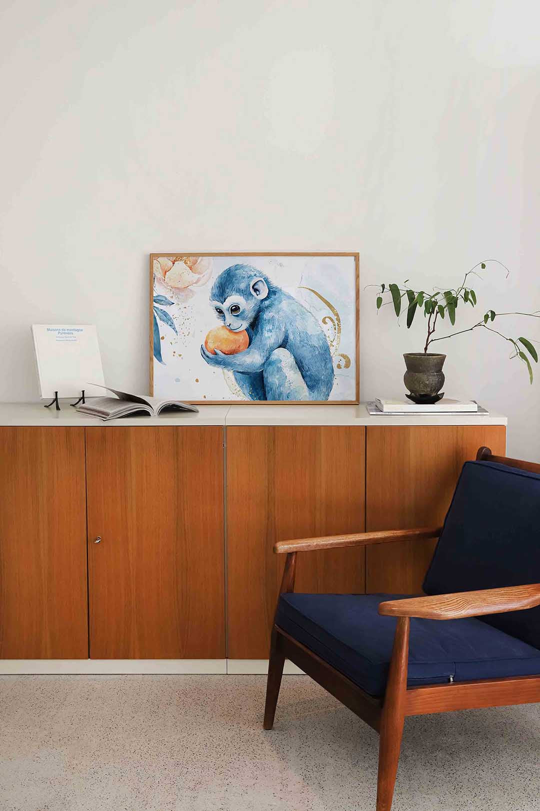 Blauwe aap met sinaasappel Poster