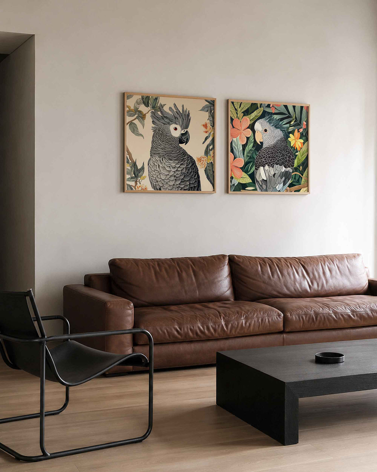 Interieurpresentatie van een tweedelige vierkante posterset met kaketoes tussen bloemen