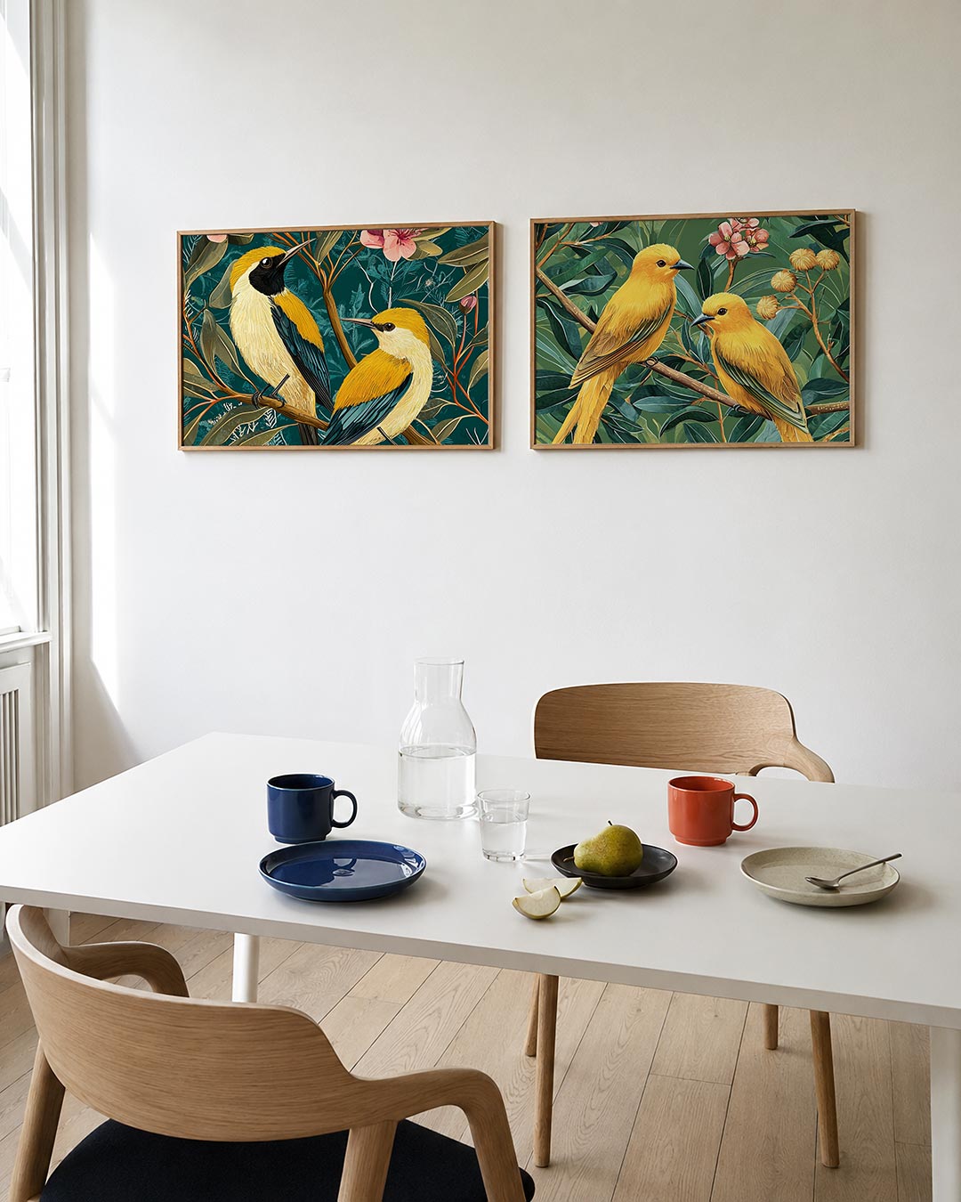 Interieurpresentatie van twee posters met twee vogels met gele en zwarte veren op takken