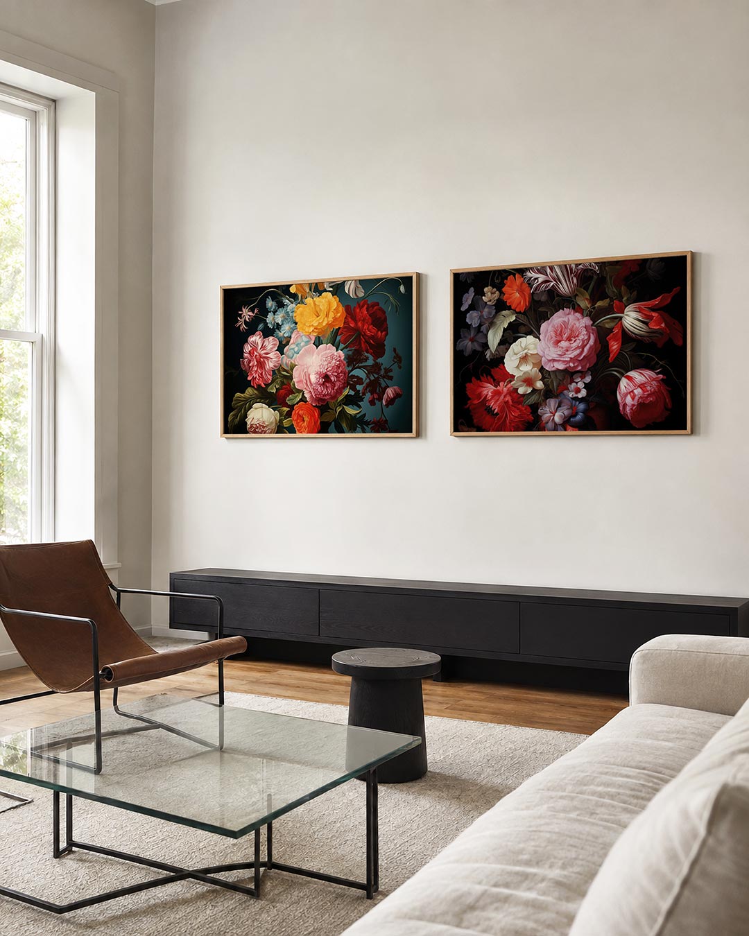 Tweedelige posterset met een levendige verzameling bloemen in rijke kleuren, getoond in een interieur