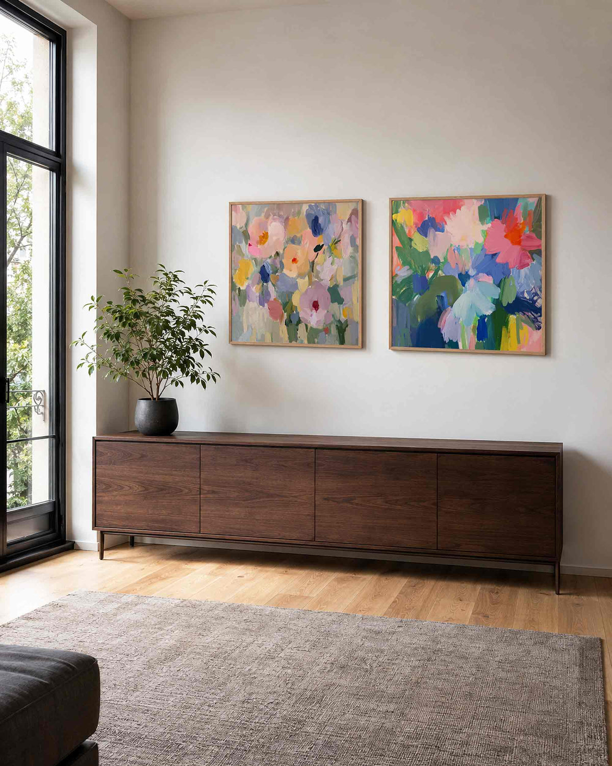 Interieurpresentatie van een tweedelige vierkante posterset met kleurrijke bloemen