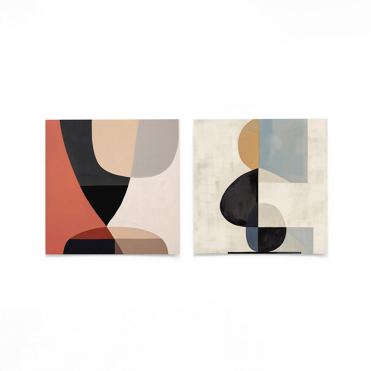 Twee vierkante posters met geometrische vormen op een gebroken witte achtergrond
