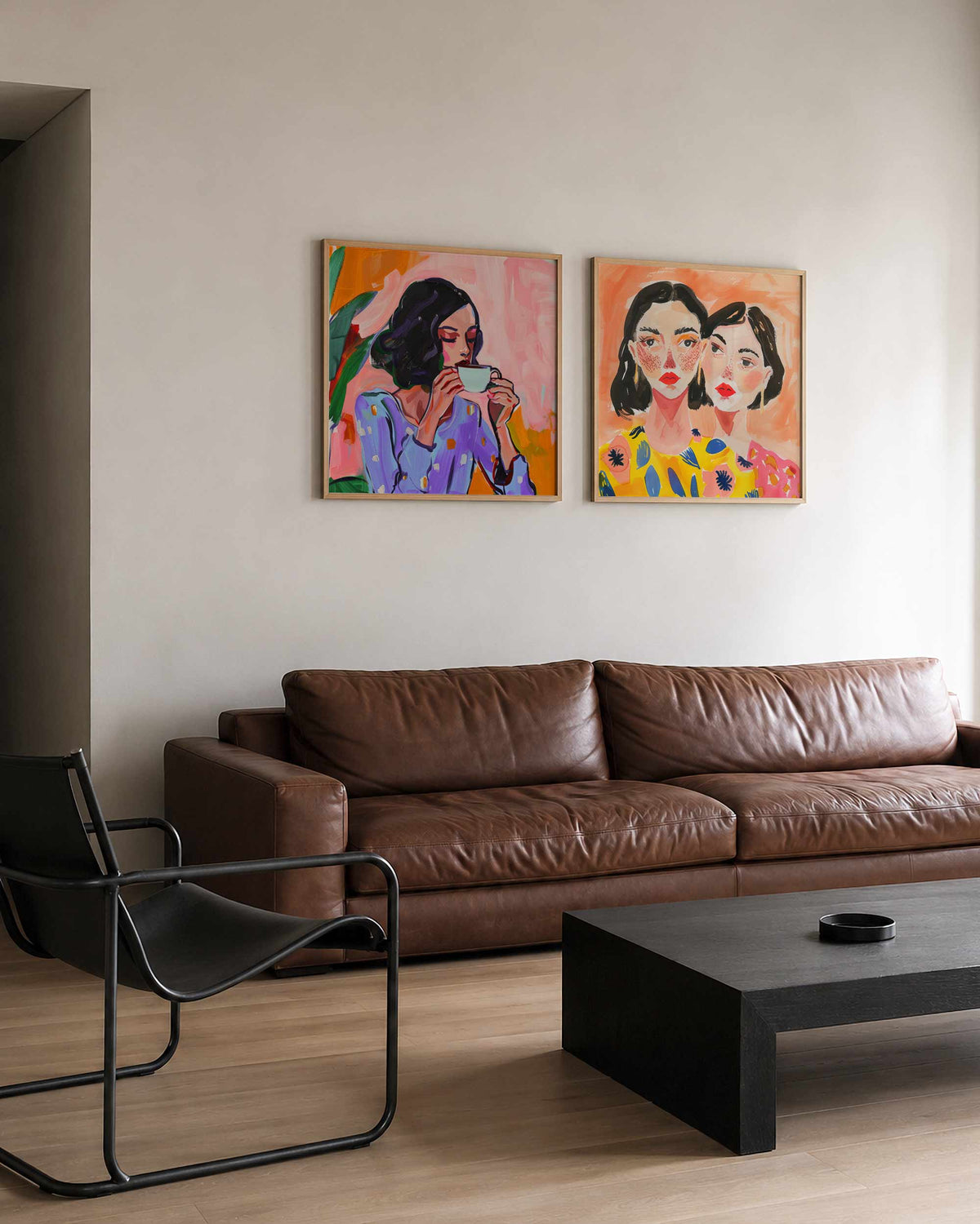 Interieurpresentatie van een tweedelige vierkante posterset met vrouwenportretten