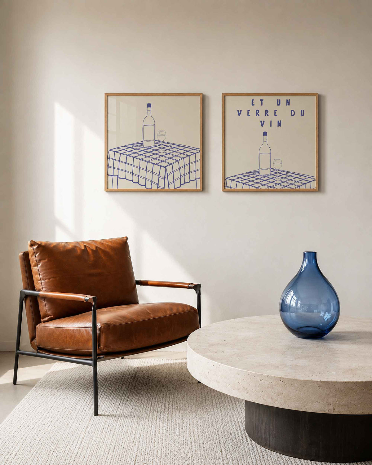 Interieurpresentatie van een tweedelige vierkante posterset met wijnfles en glas
