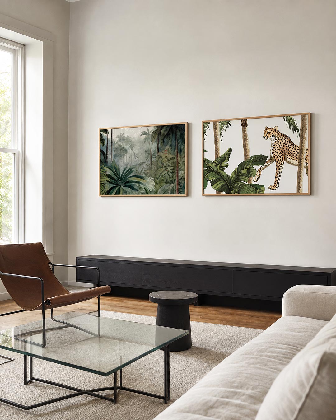 Tweedelige posterset met een weelderig bos met grote groene bladeren en hoge palmbomen, getoond in een interieur