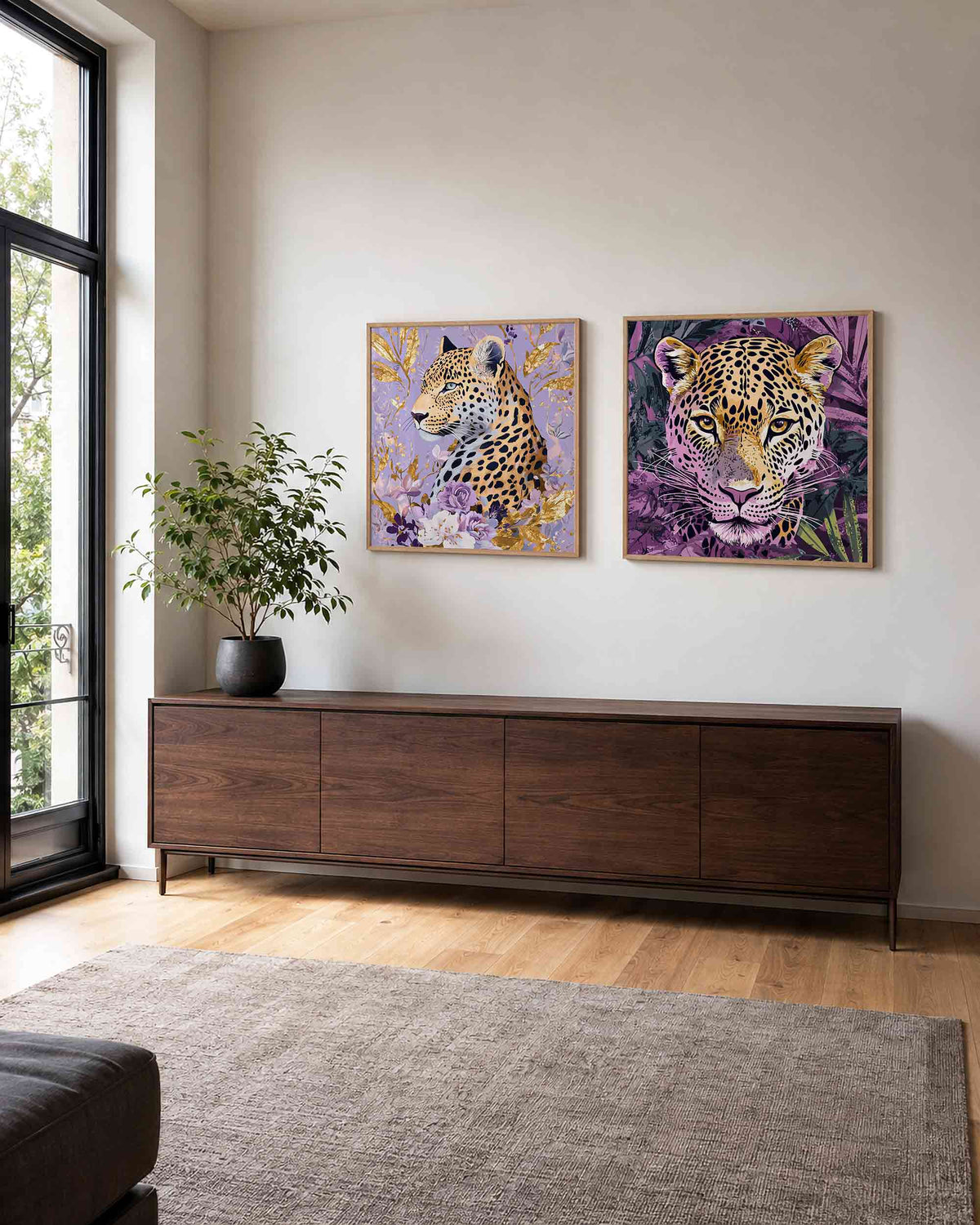 Interieurpresentatie van een tweedelige vierkante posterset met luipaardportretten