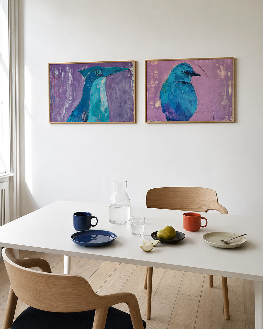 Interieurpresentatie van twee posters met een speelse vogelvorm in blauw en turquoise tegen een paarse achtergrond