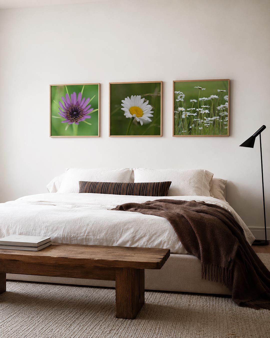 Interieur met vierkant fotografisch drieluik bloemen in beeld – Gerald Emming