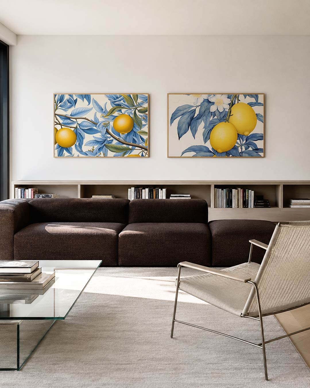 Twee liggende posters met gele citrusvruchten tussen blauwe bladeren en takken, aan de muur in een interieur