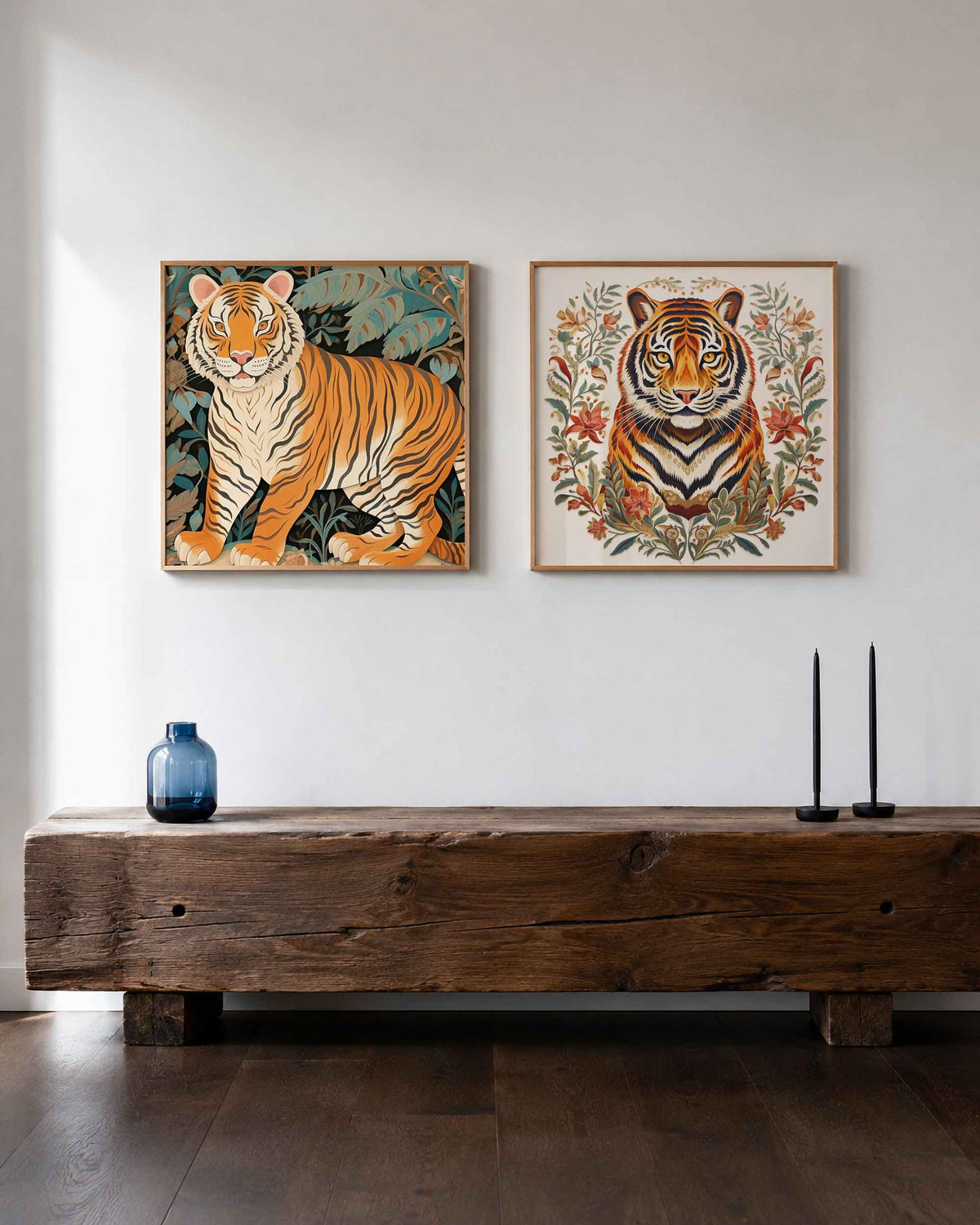 Interieurpresentatie van een tweedelige vierkante posterset met tijgers en bloemen