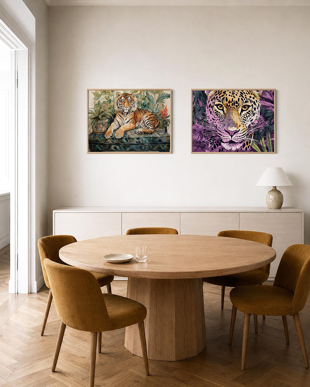 Interieurpresentatie van twee posters met een tijger tussen groene planten
