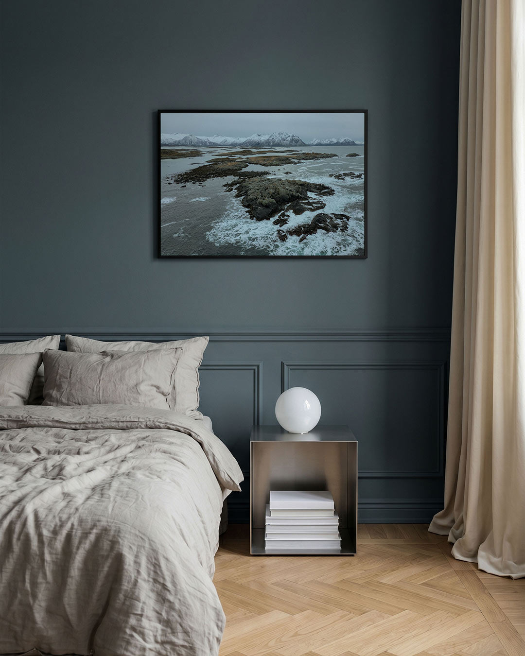Kustlandschap met bergen Poster