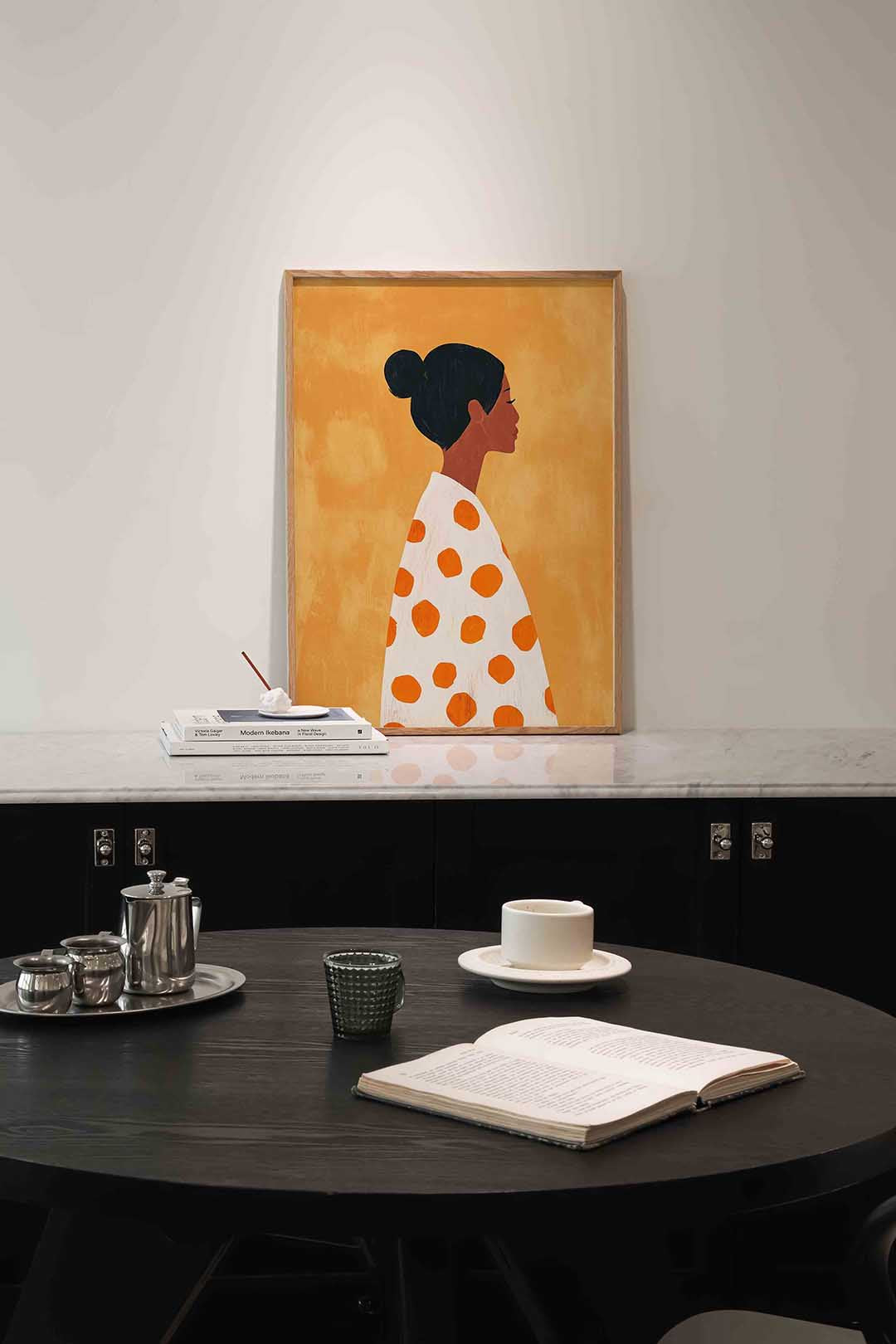 Vrouw met oranje stippen Poster
