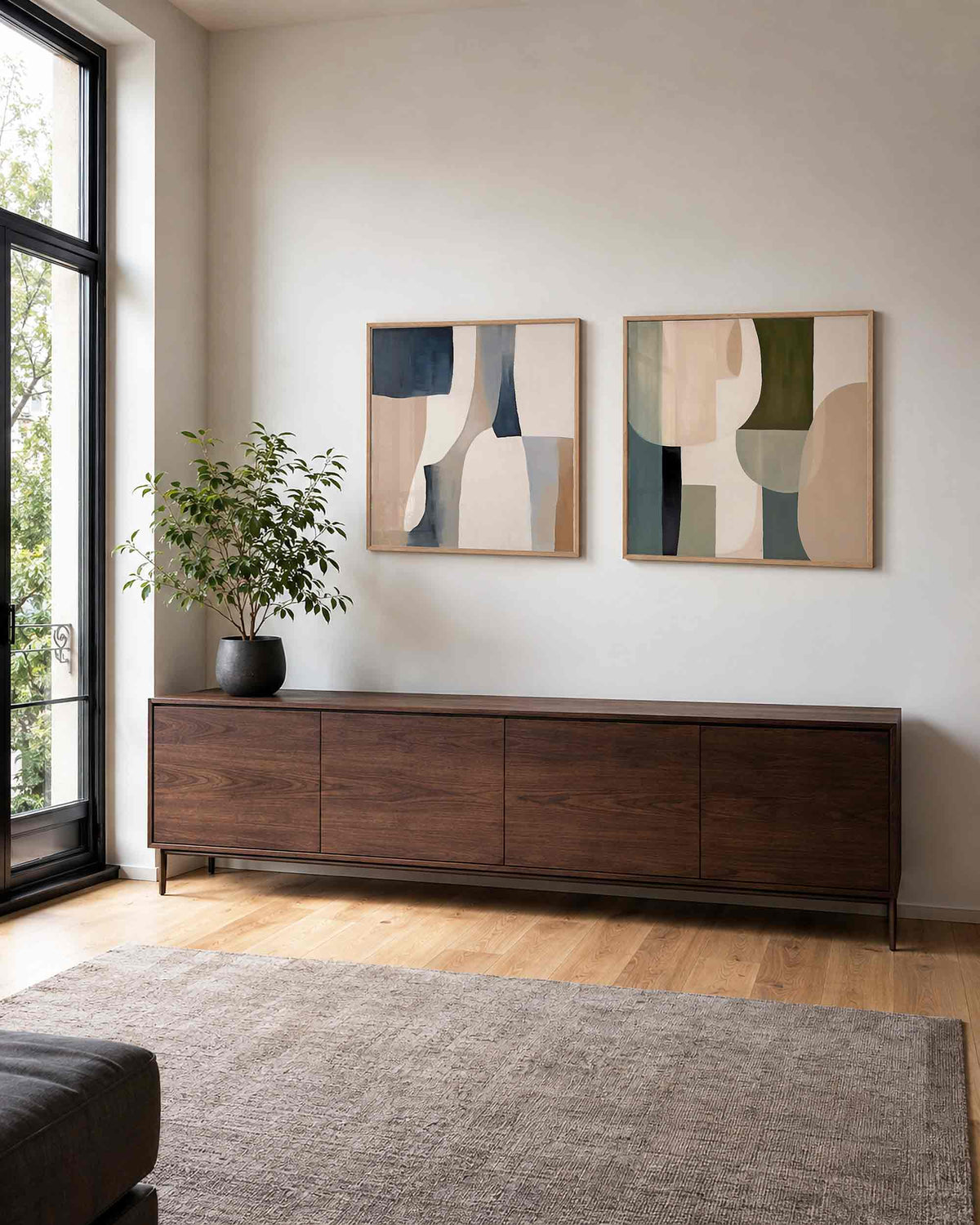 Interieurpresentatie van een tweedelige vierkante posterset met geometrische vormen