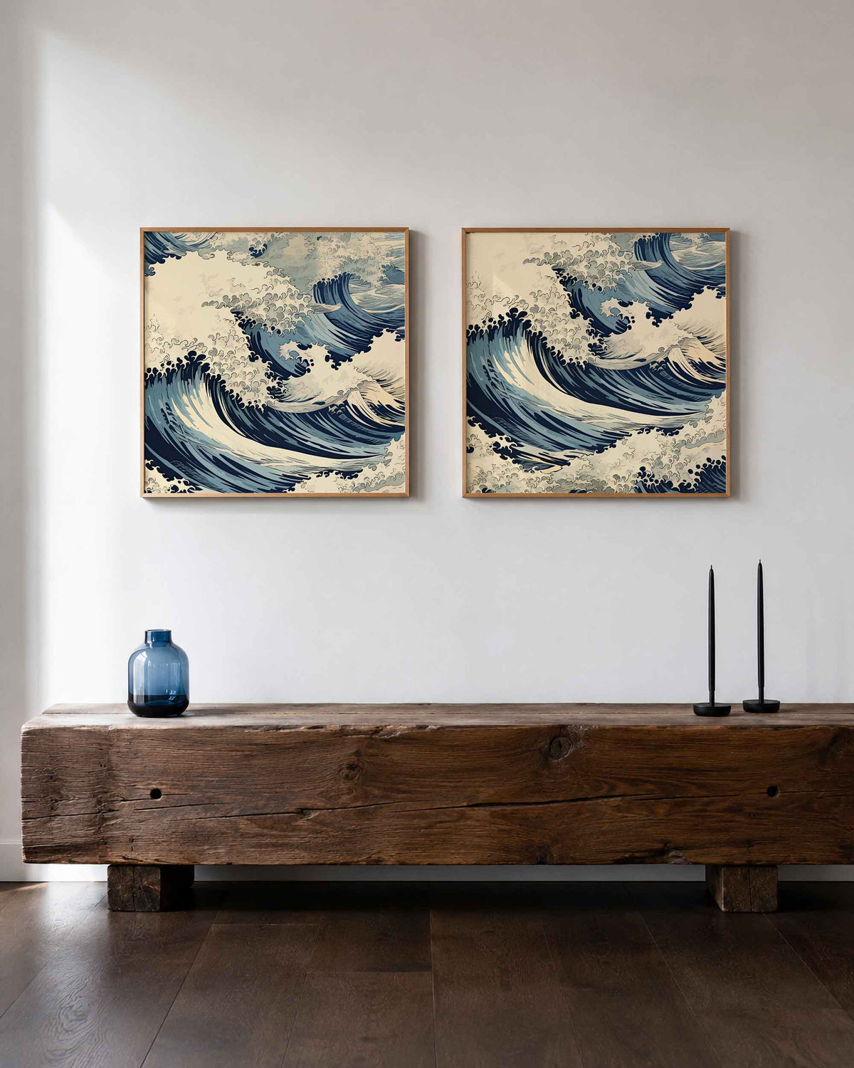Interieurpresentatie van een tweedelige vierkante posterset met japanse golven