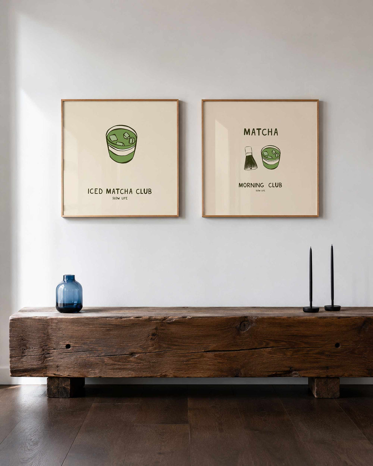 Interieurpresentatie van een tweedelige vierkante posterset met matcha kom