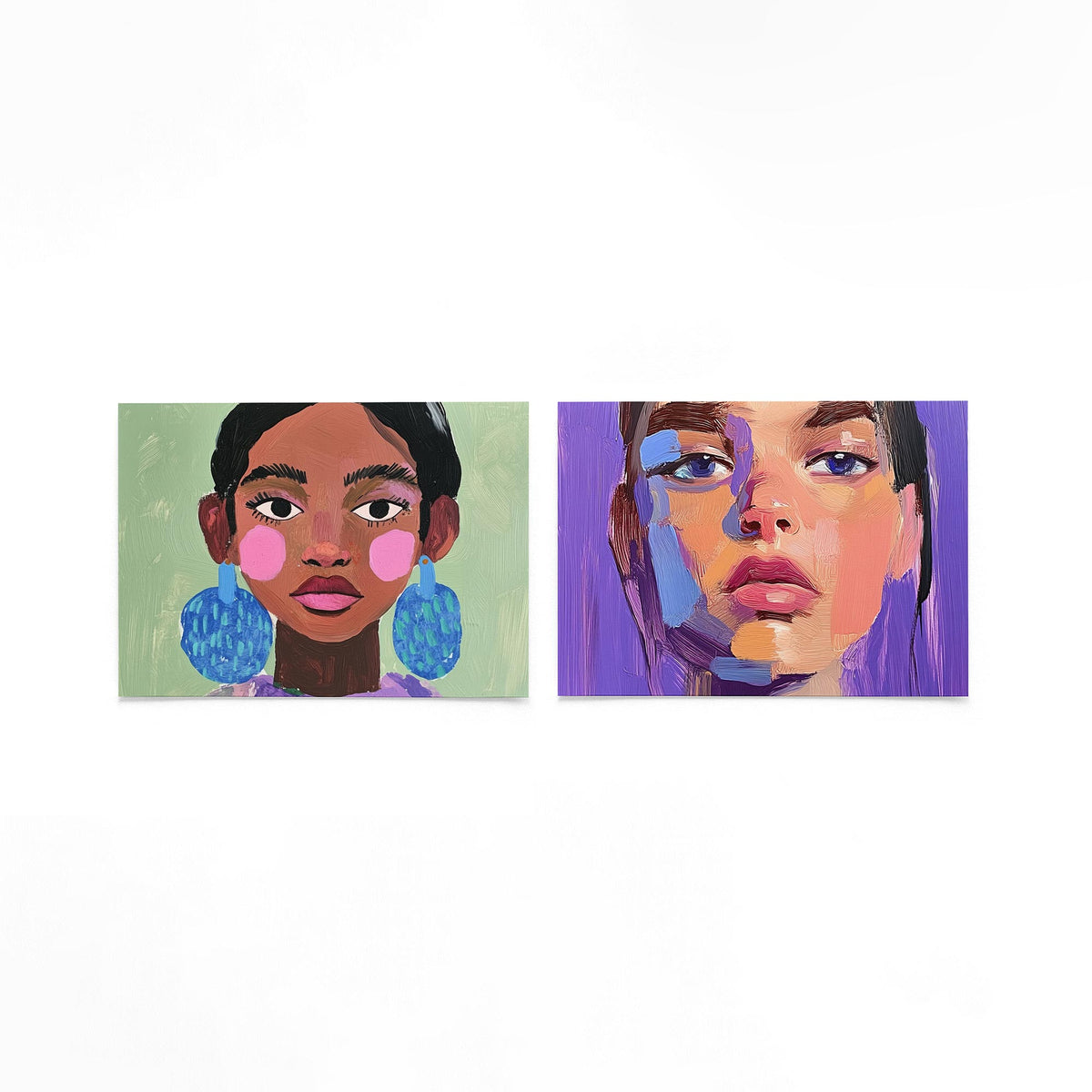Twee liggende posters met een portret met levendige kleuren op een gebroken witte achtergrond