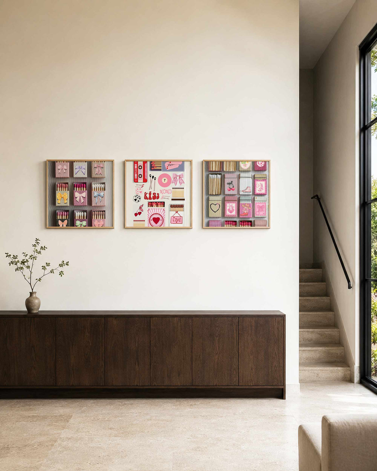 Interieurpresentatie van een driedelige vierkante posterset met strikjes liefde