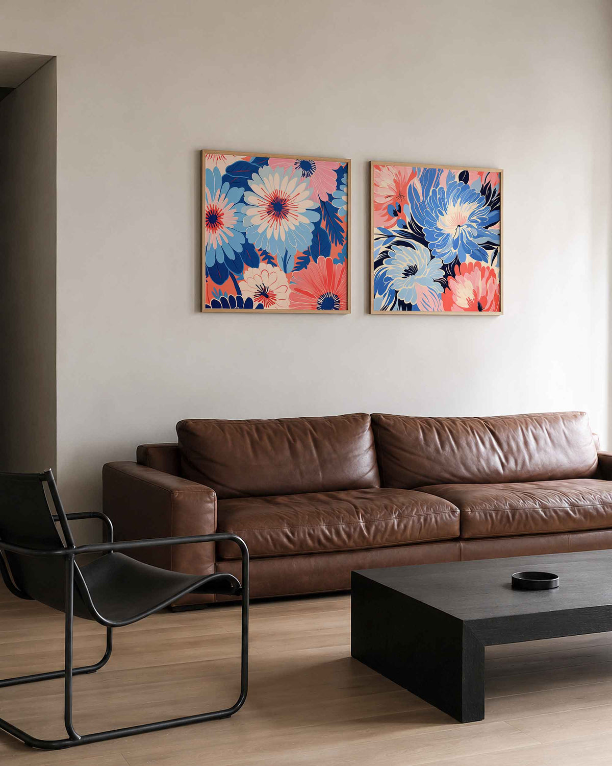 Interieurpresentatie van een tweedelige vierkante posterset met kleurrijke bloemen
