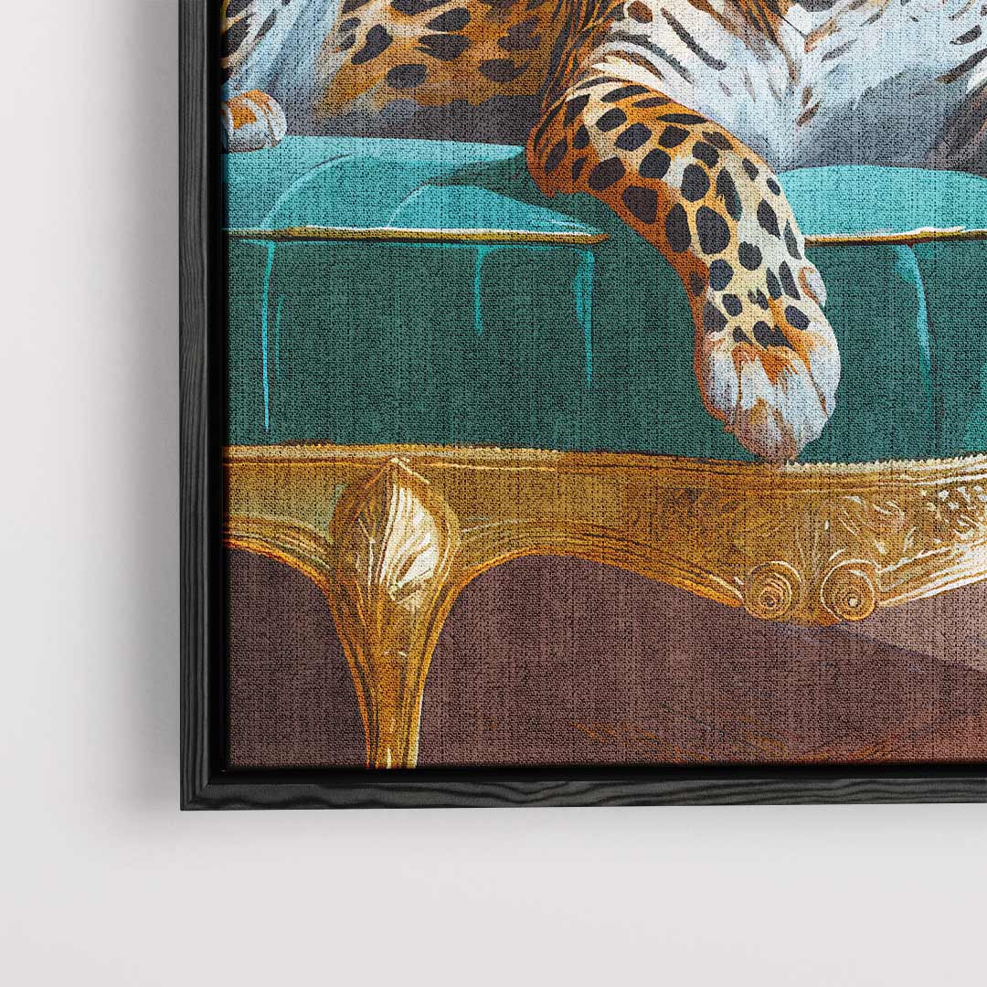Luxuriöses Kunstwerk: Leopard auf Sofa