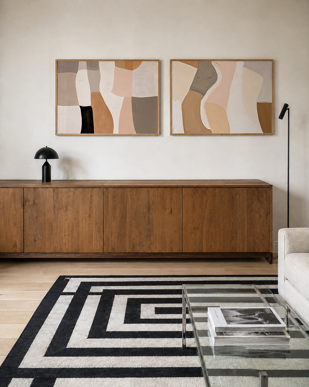 Tweedelige posterset met zachte, aardse tinten, getoond in een interieur