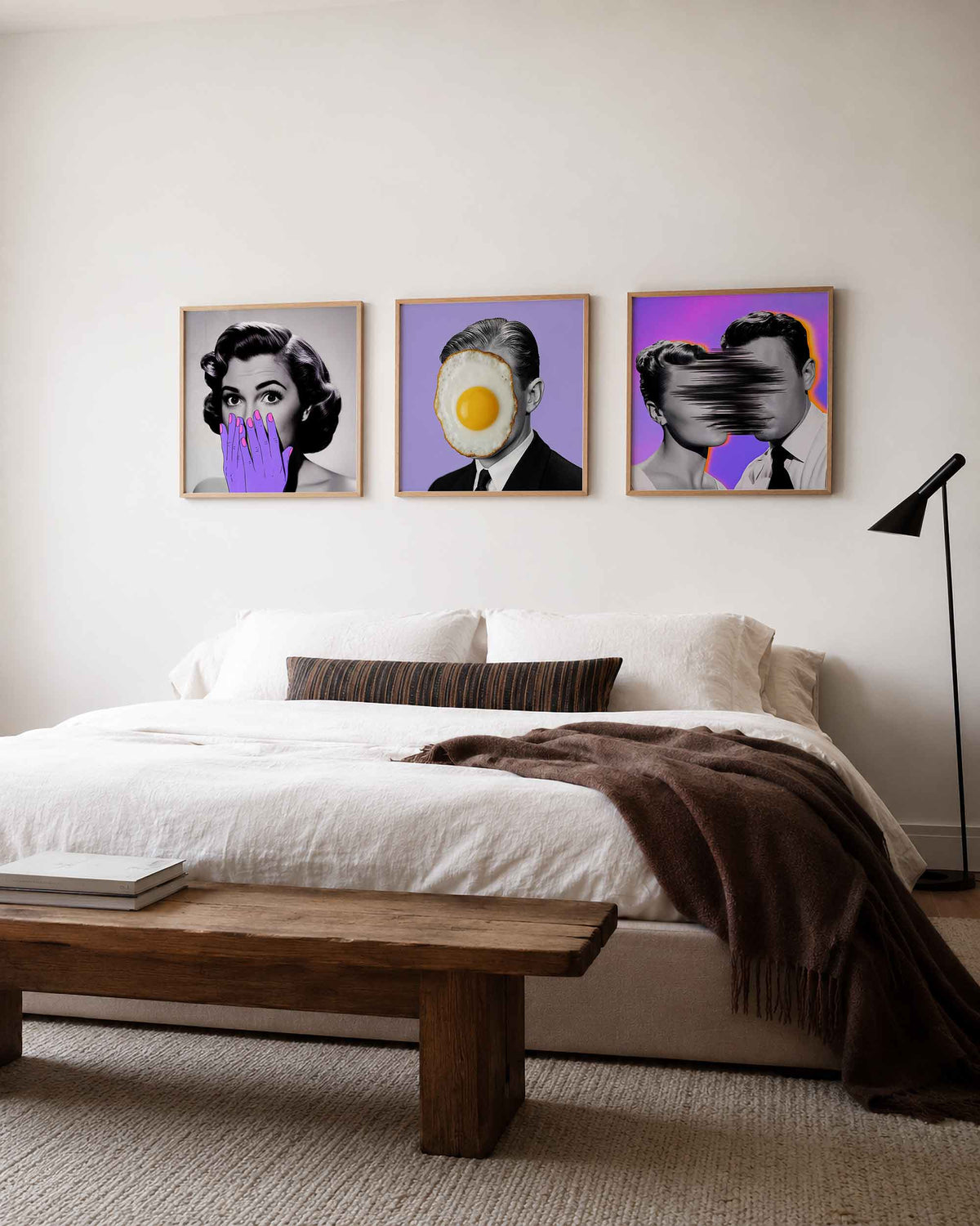 Interieurpresentatie van een driedelige vierkante posterset met surrealistische portretten