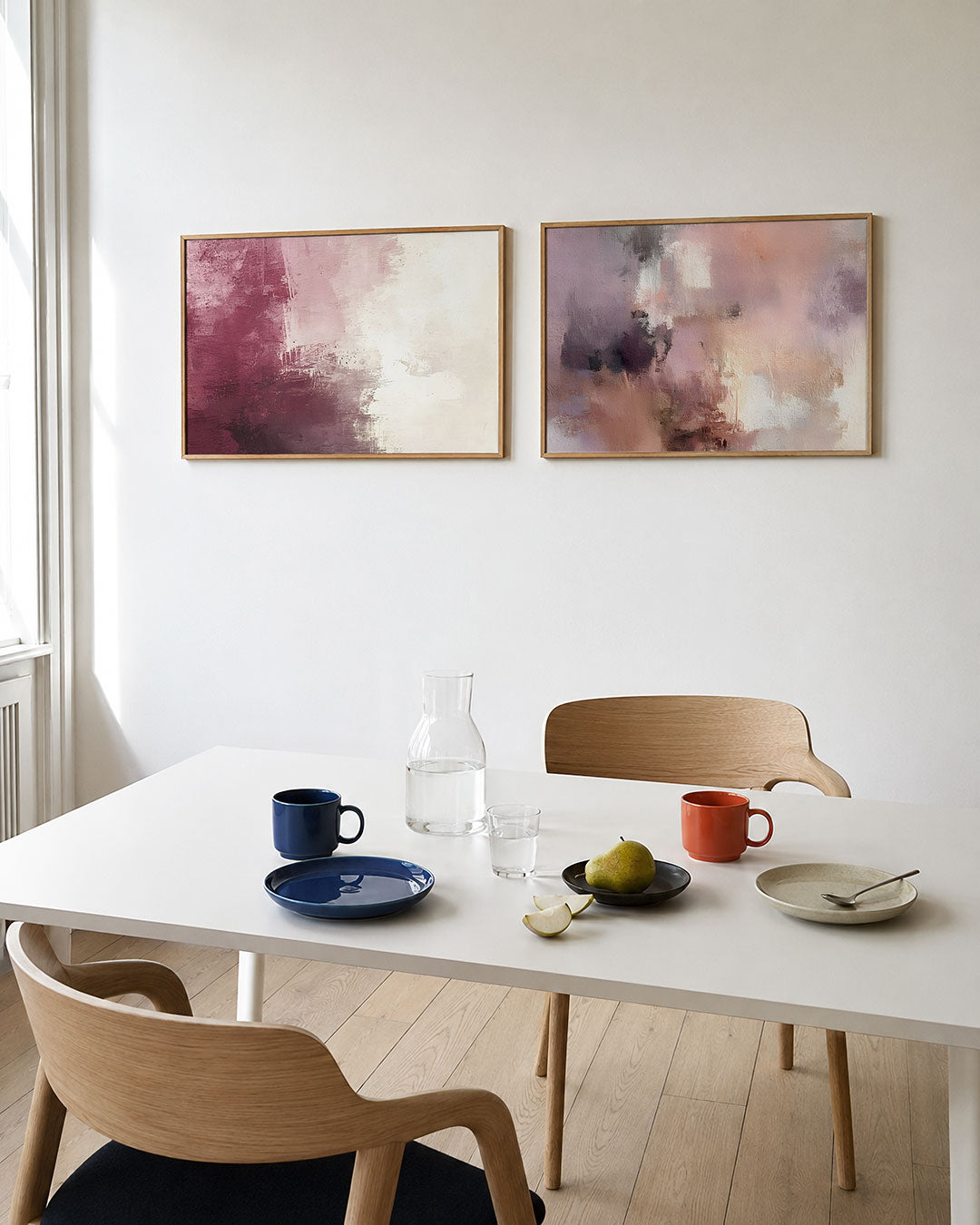 Interieurpresentatie van twee posters met een vloeiend kleurverloop van diepe bordeaux naar zacht wit