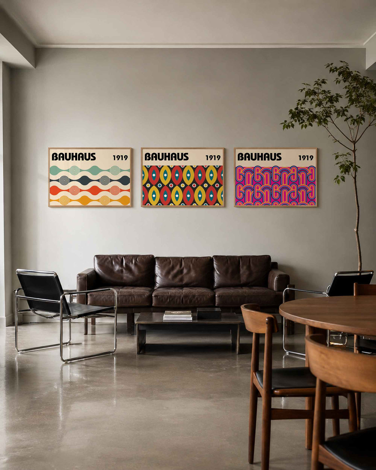 Interieurmockup van drieluik landscape-posterset met golven, ogen en bogen