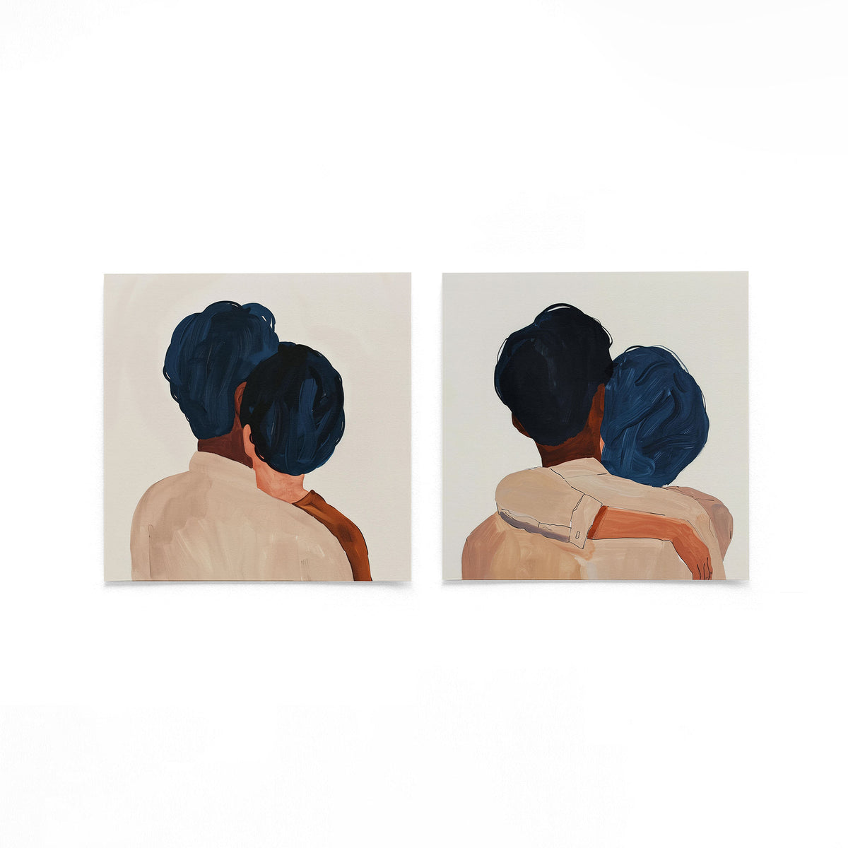 Twee vierkante posters met twee figuren op een gebroken witte achtergrond