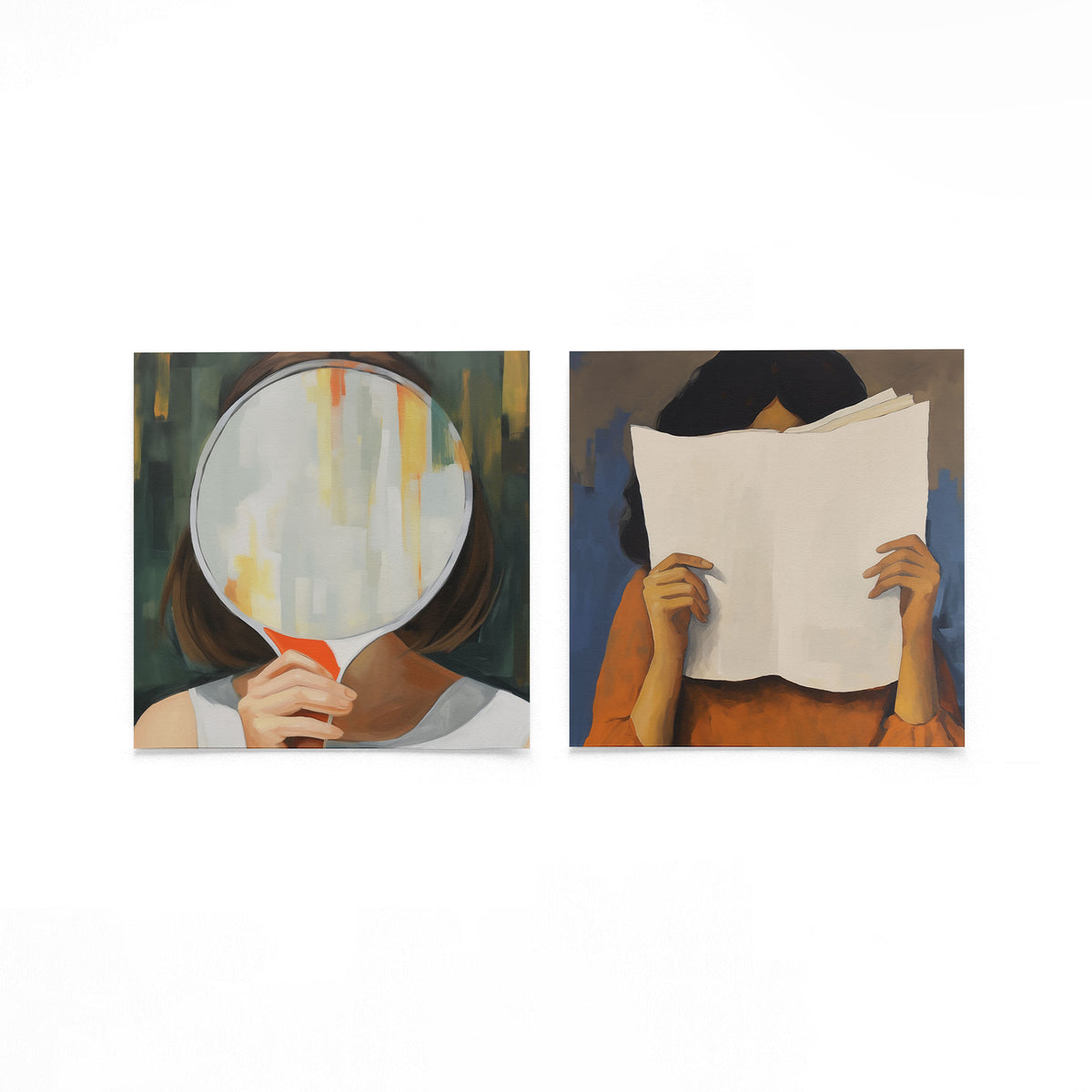 Twee vierkante posters met vrouwen met spiegel en boek op een gebroken witte achtergrond