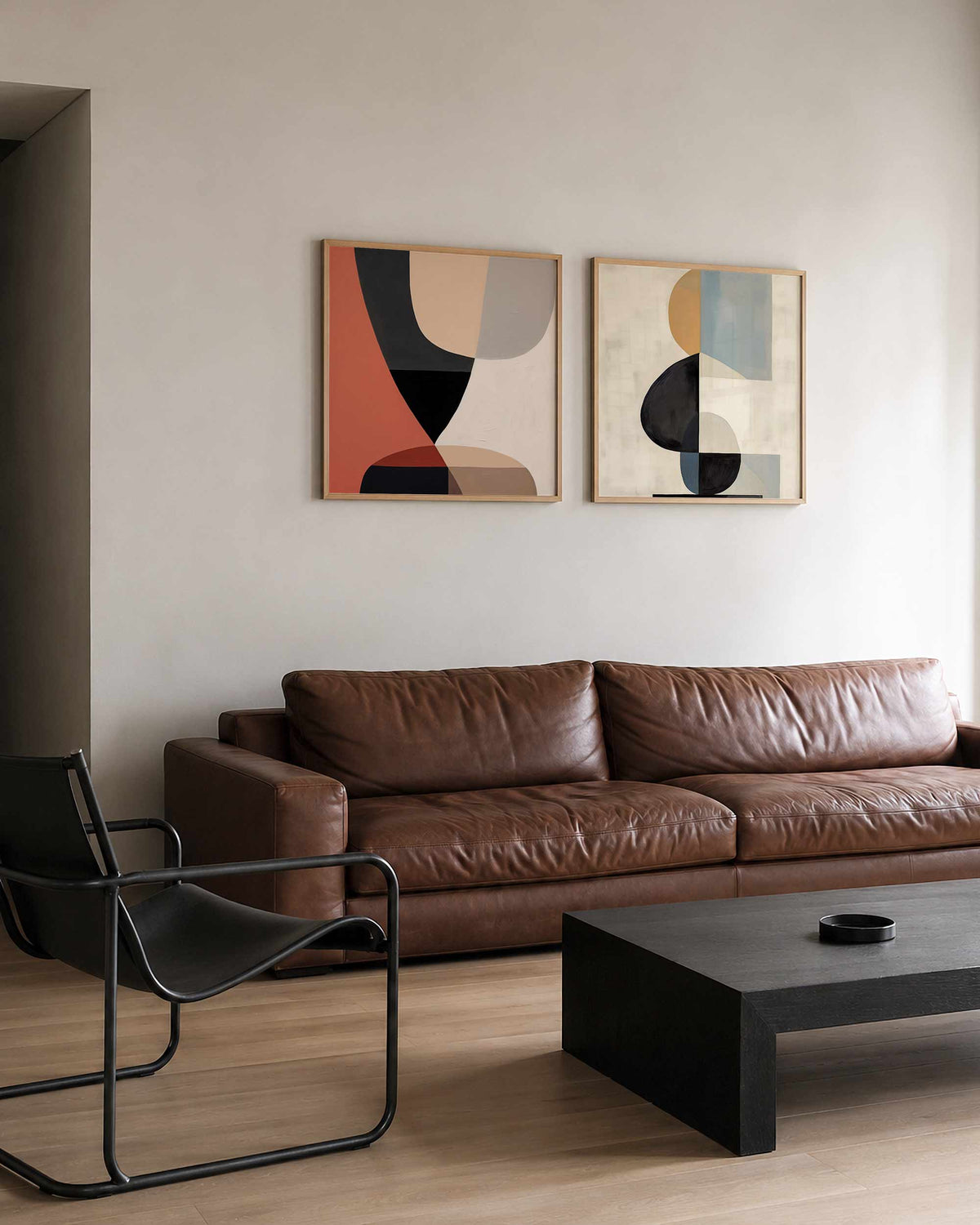 Interieurpresentatie van een tweedelige vierkante posterset met geometrische vormen