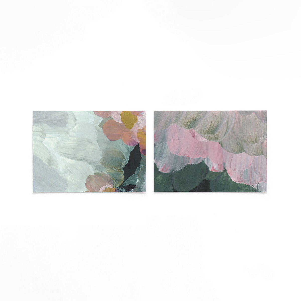 Twee liggende posters met zachte penseelstreken in pastelkleuren op een gebroken witte achtergrond
