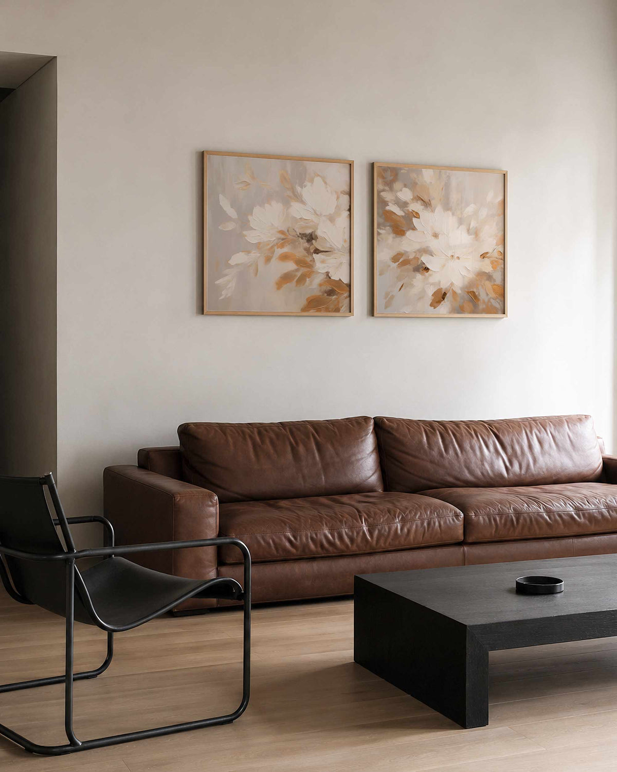 Interieurpresentatie van een tweedelige vierkante posterset met bloemen in beige