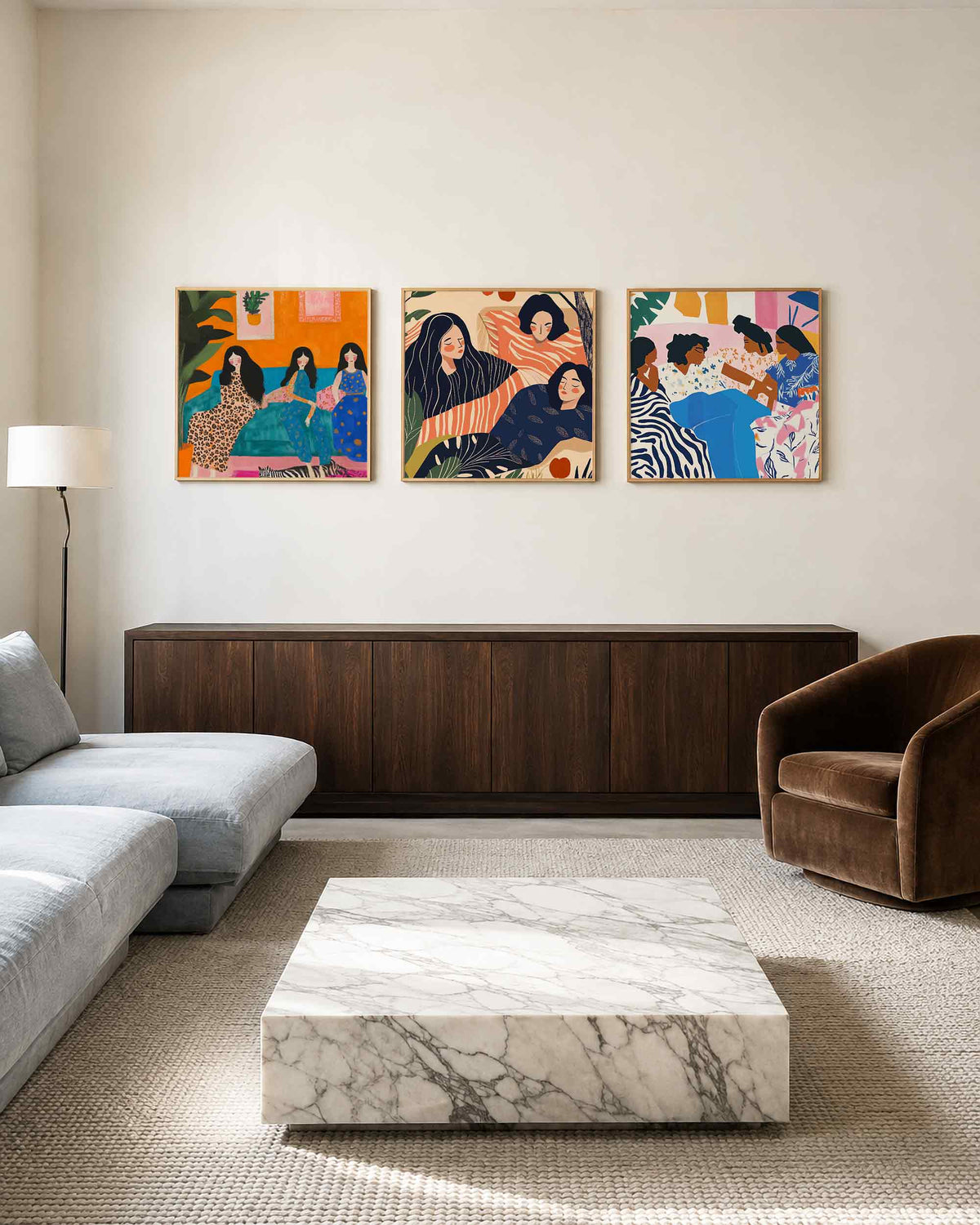 Interieurpresentatie van een driedelige vierkante posterset met vrouwenportretten en gezelschap