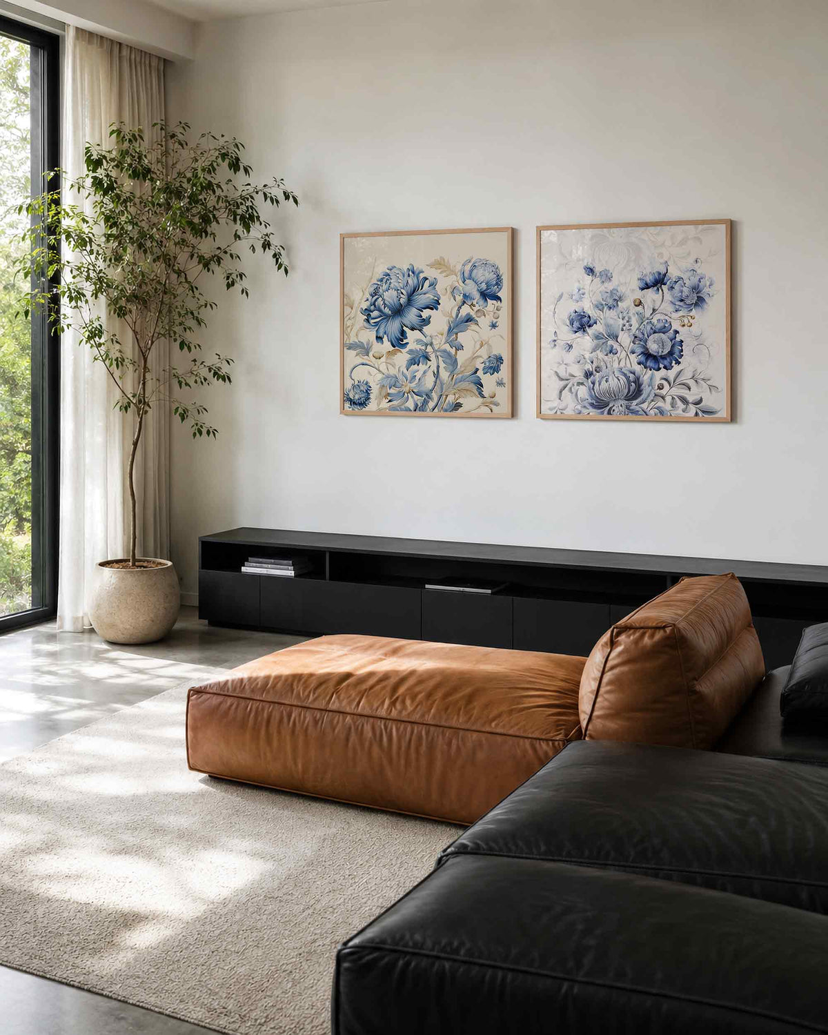 Interieurpresentatie van een tweedelige vierkante posterset met blauwe bloemen