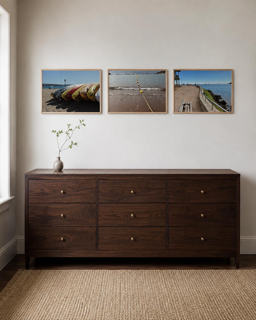 Interieur met liggend fotografisch drieluik kustlijn in zomerlicht – Gerald Emming
