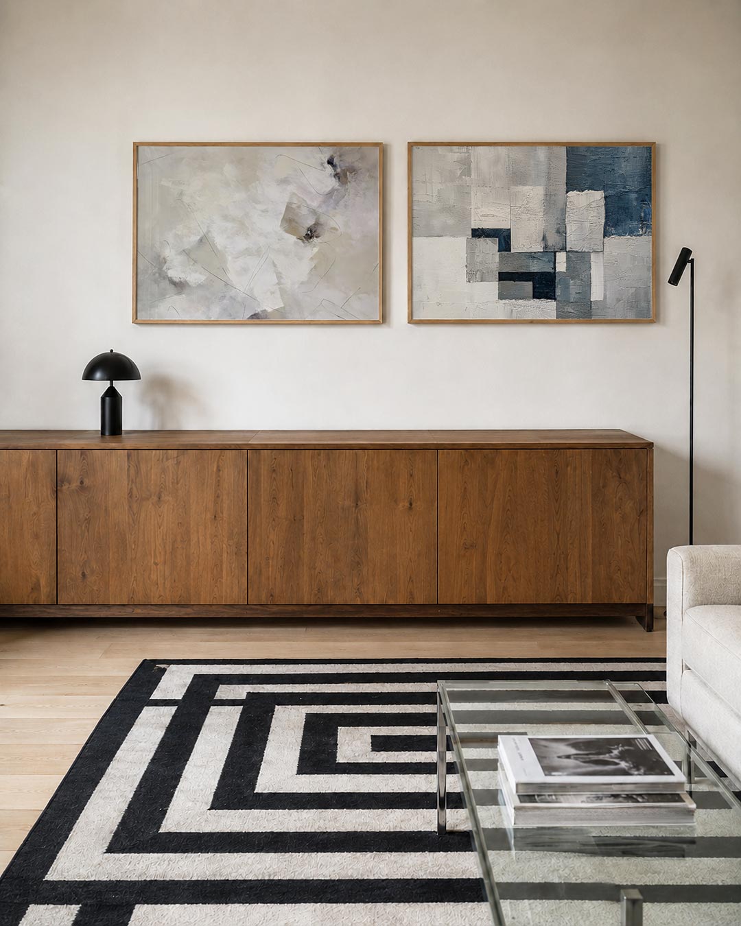 Twee liggende posters met een fijn spel van zachte tinten en vloeiende lijnen, aan de muur in een interieur