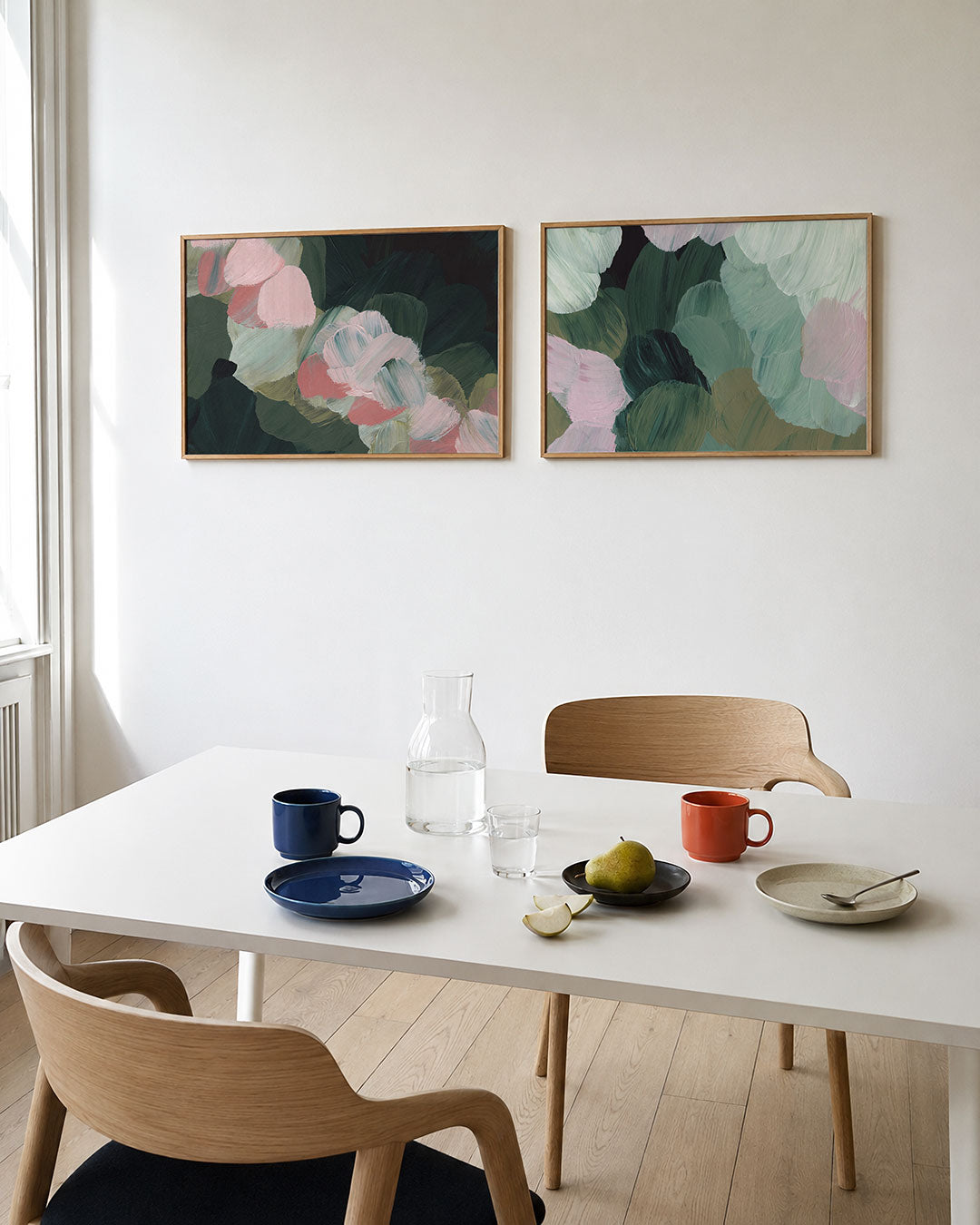 Twee liggende posters met deze tweedelige posterset heeft zachte roze en groene vegen, aan de muur in een interieur