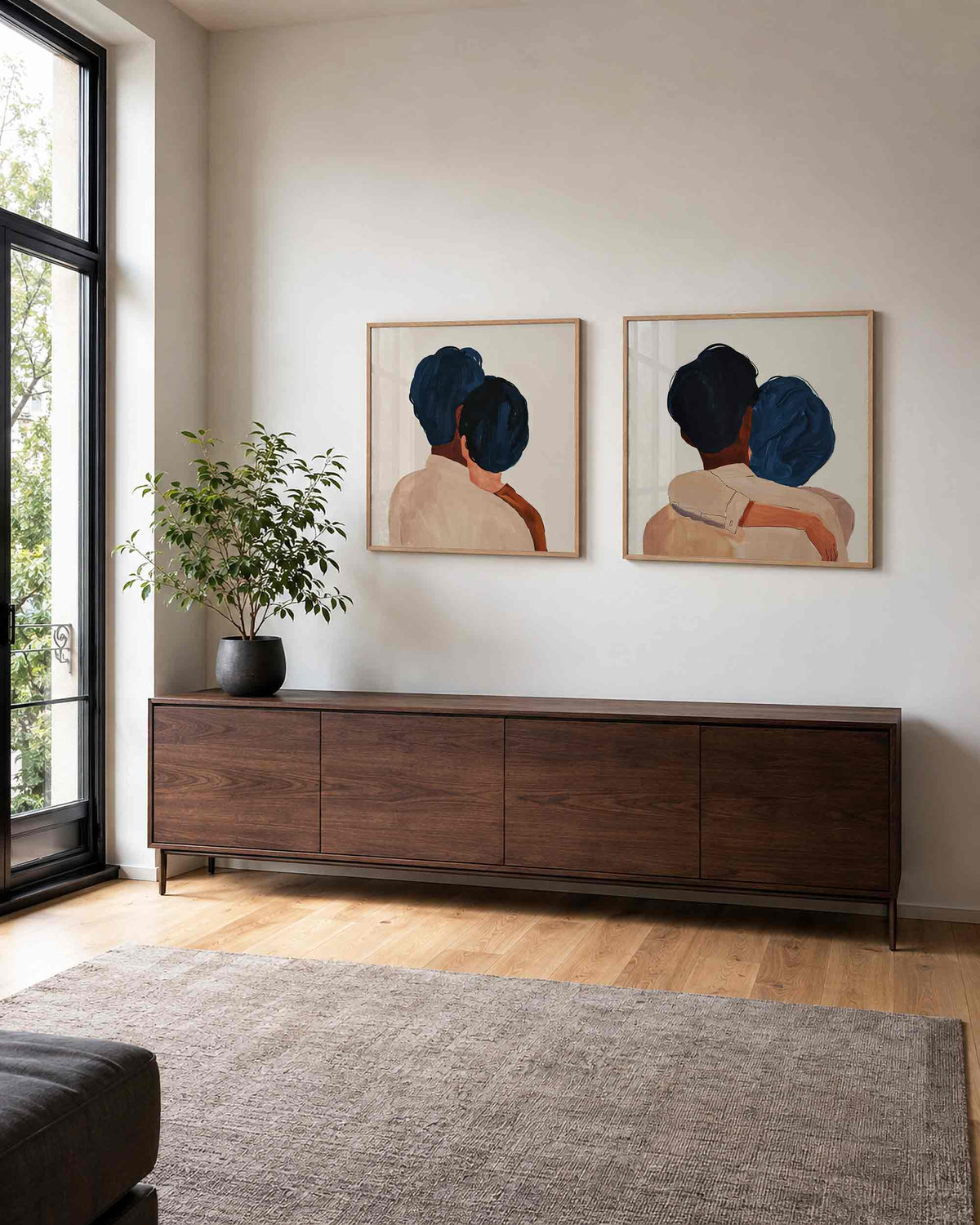 Interieurpresentatie van een tweedelige vierkante posterset met twee figuren
