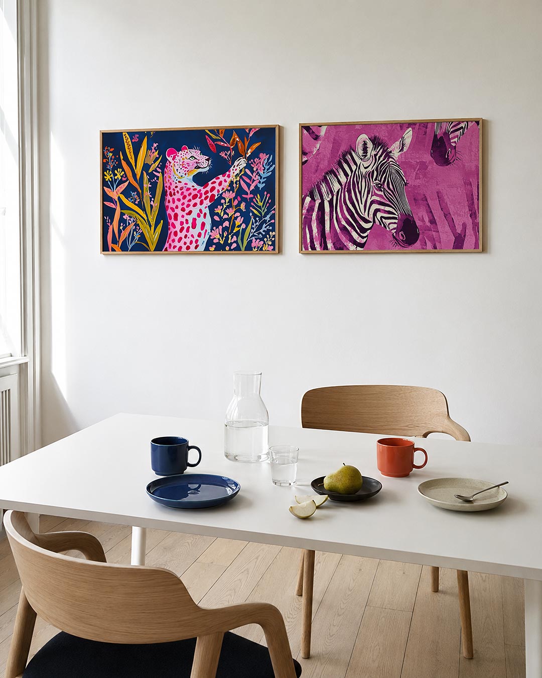 Twee liggende posters met een roze luipaard omringd door kleurrijke bladeren en bloemen, aan de muur in een interieur