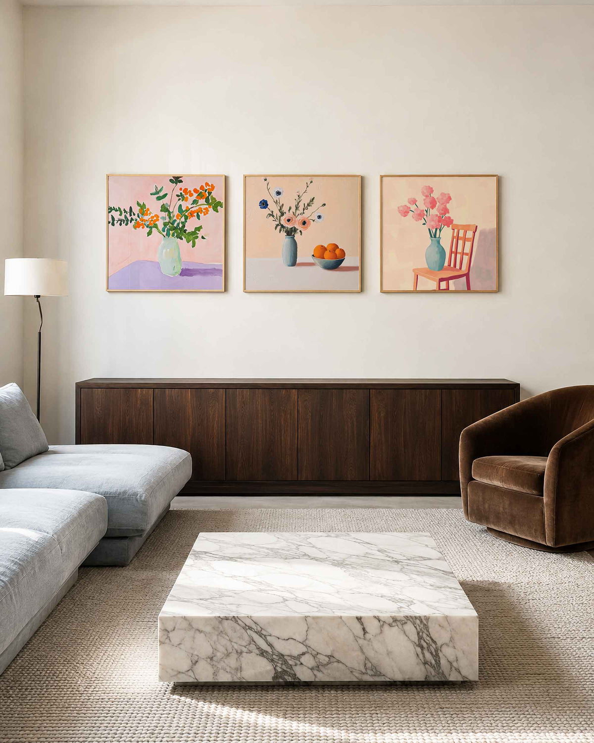 Interieurpresentatie van een driedelige vierkante posterset met bloemen in vazen