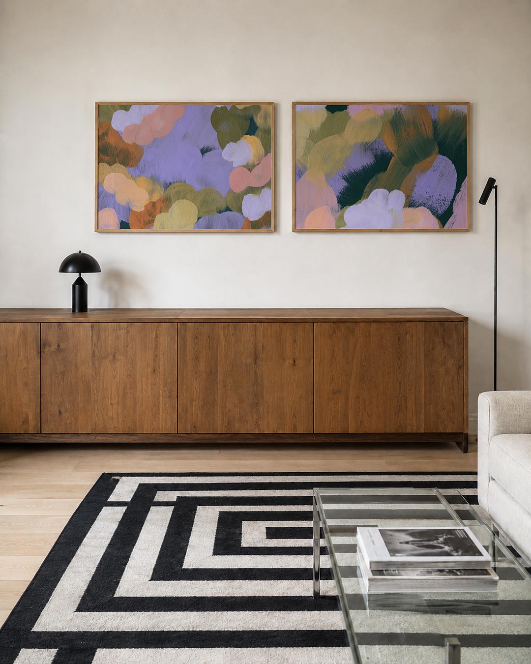 Tweedelige posterset met ronde kleurvlakken in zachte tinten, getoond in een interieur