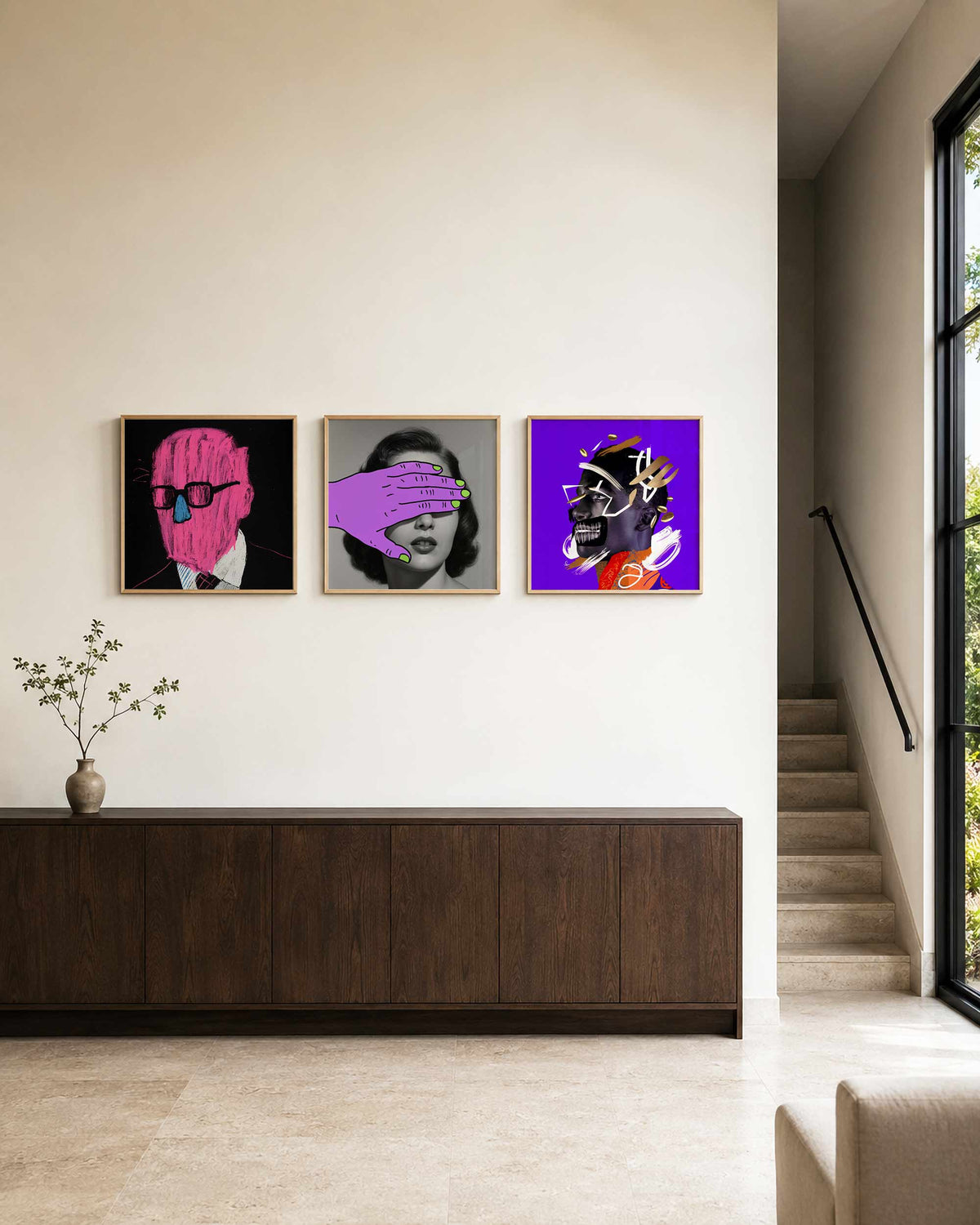 Interieurpresentatie van een driedelige vierkante posterset met kleurrijke portretten
