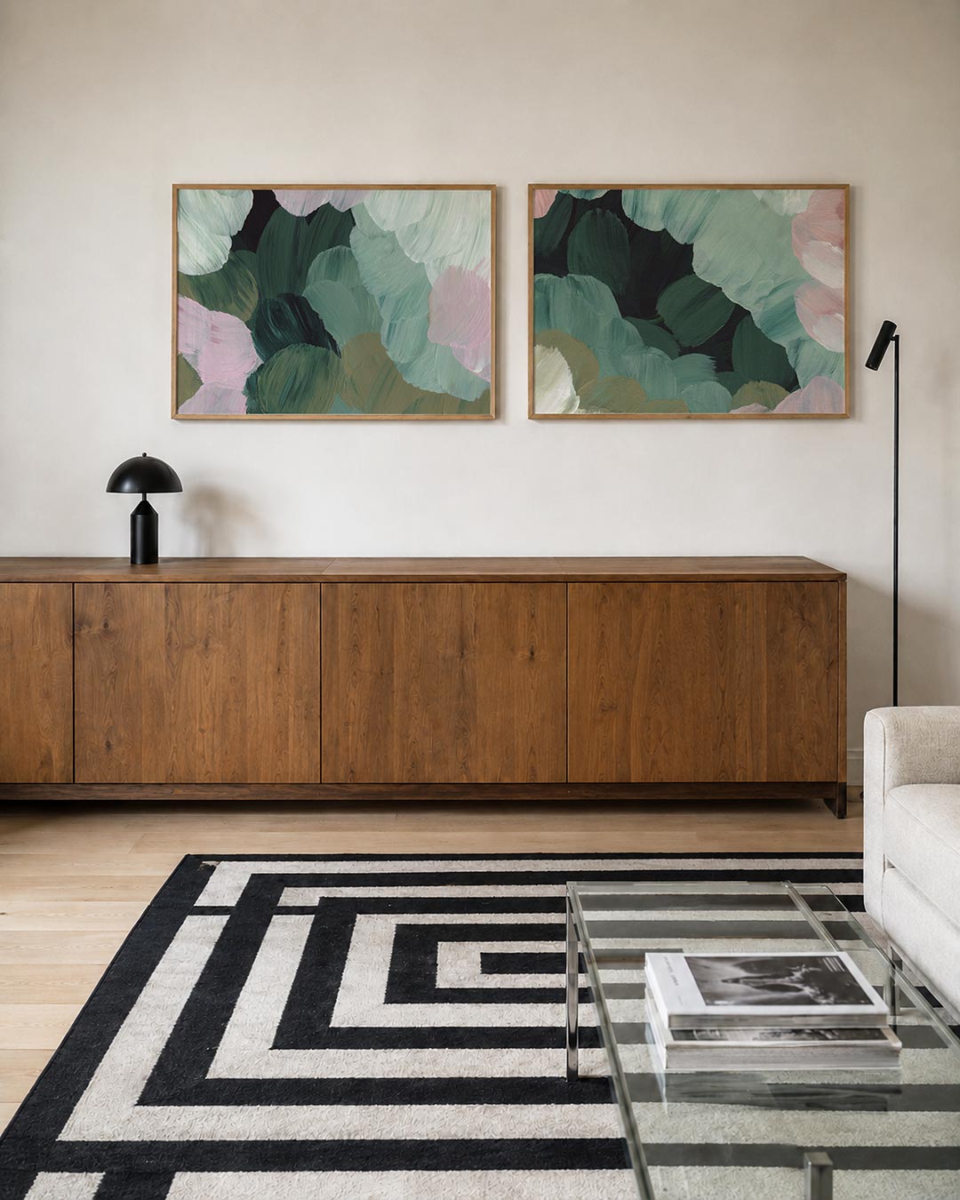 Twee liggende posters met deze tweedelige posterset heeft zachte penseelstreken in groen, aan de muur in een interieur