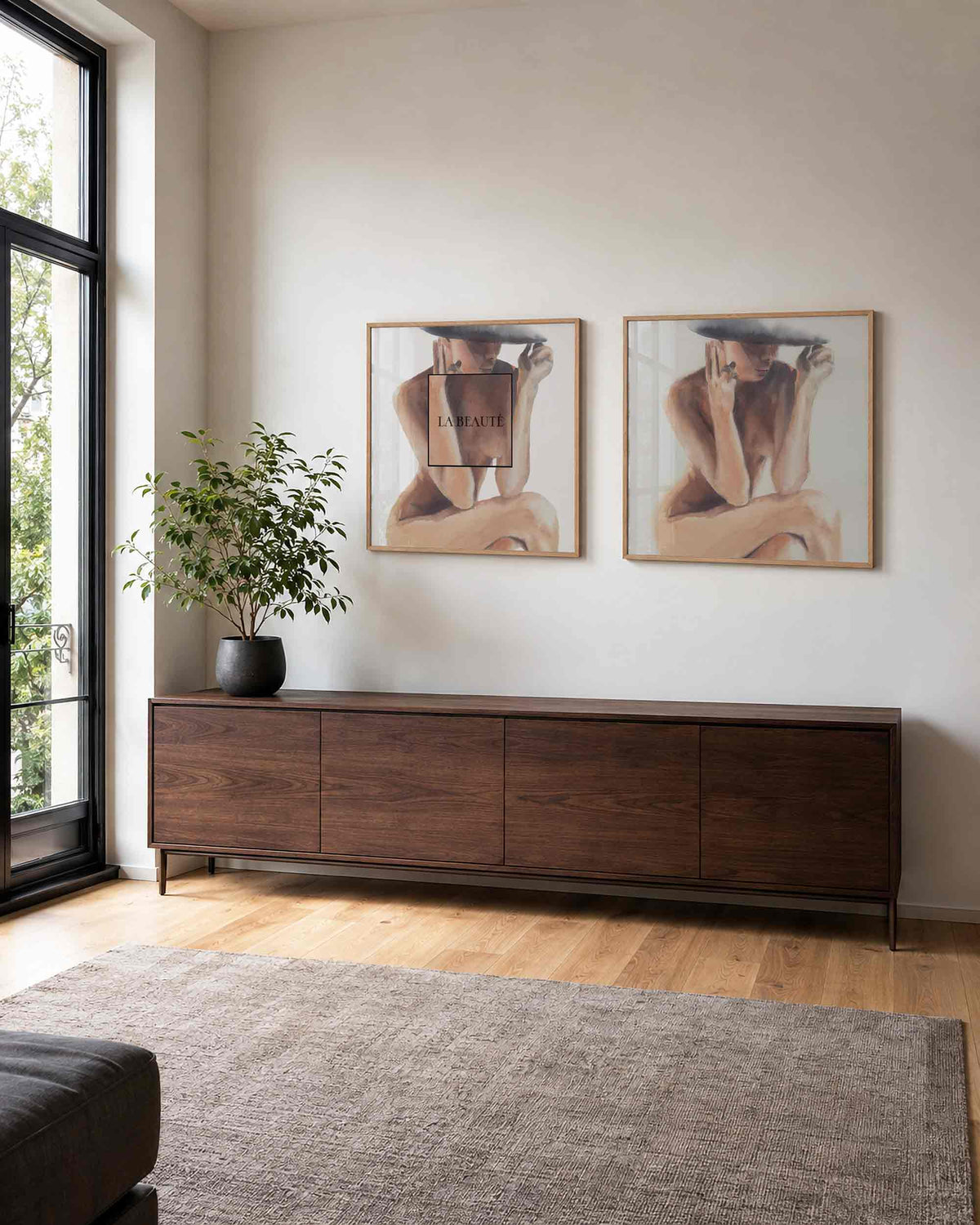 Interieurpresentatie van een tweedelige vierkante posterset met vrouw met hoed