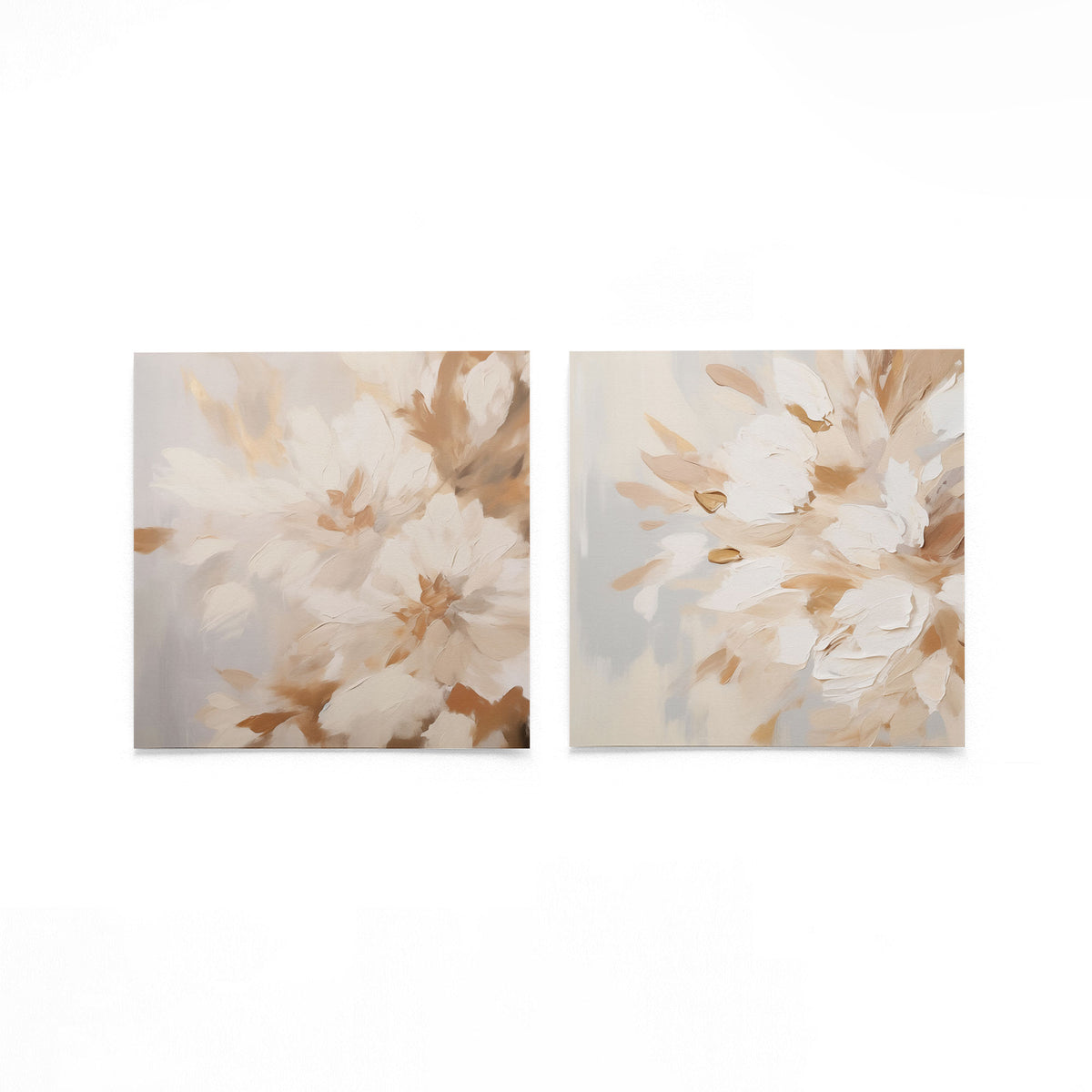Twee vierkante posters met witte bloemen op een gebroken witte achtergrond