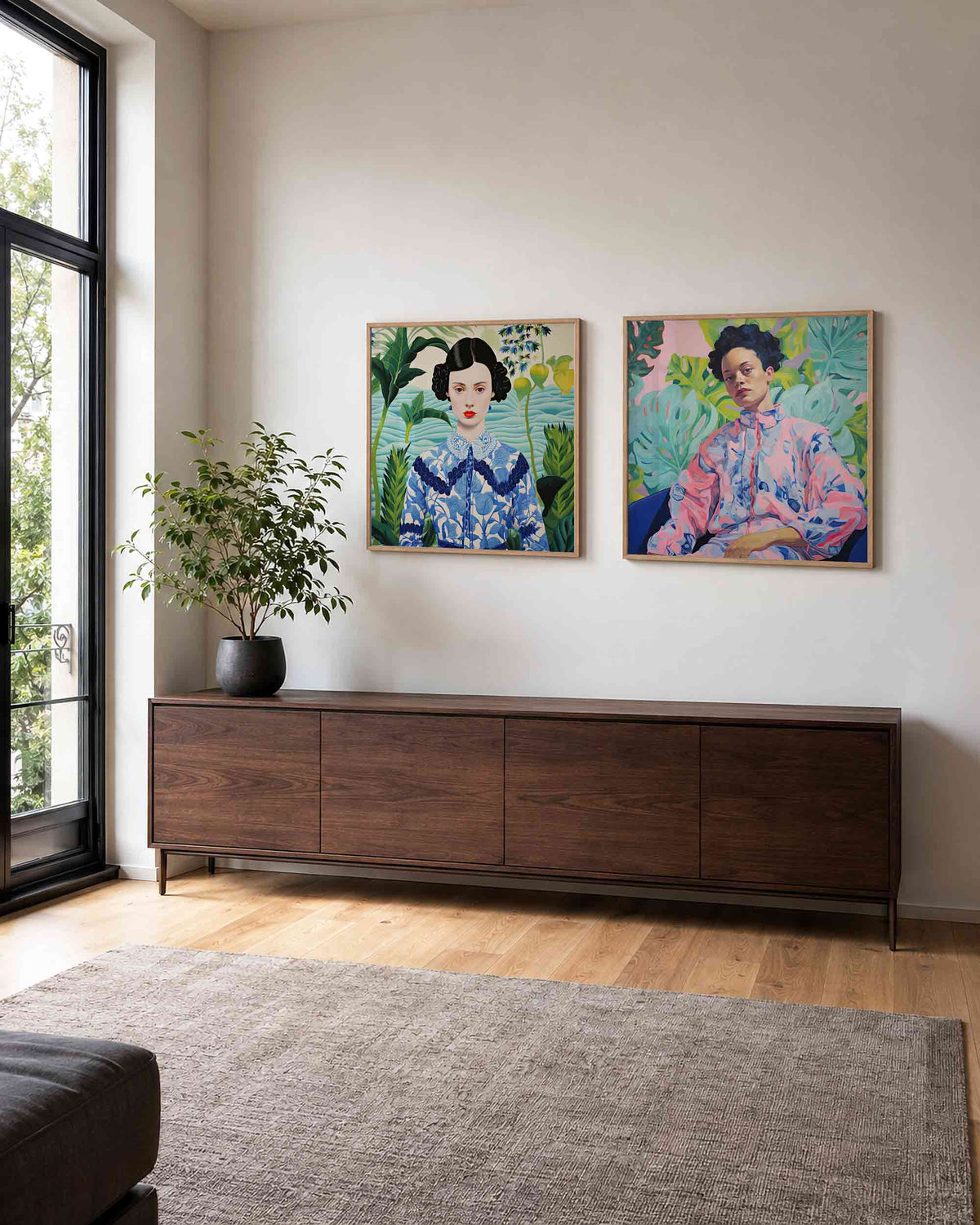 Interieurpresentatie van een tweedelige vierkante posterset met portretten tussen tropische bladeren