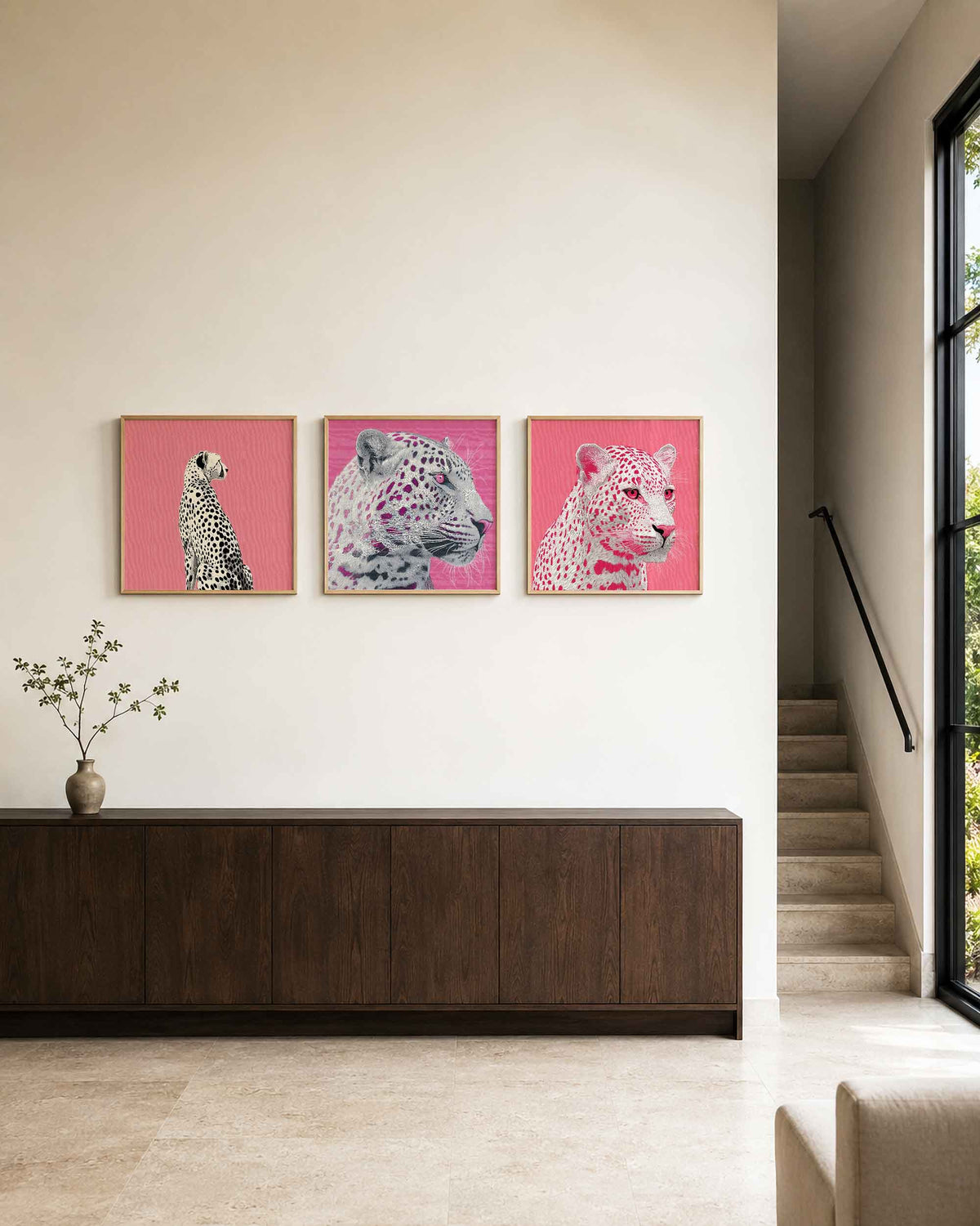Interieurpresentatie van een driedelige vierkante posterset met grote katten