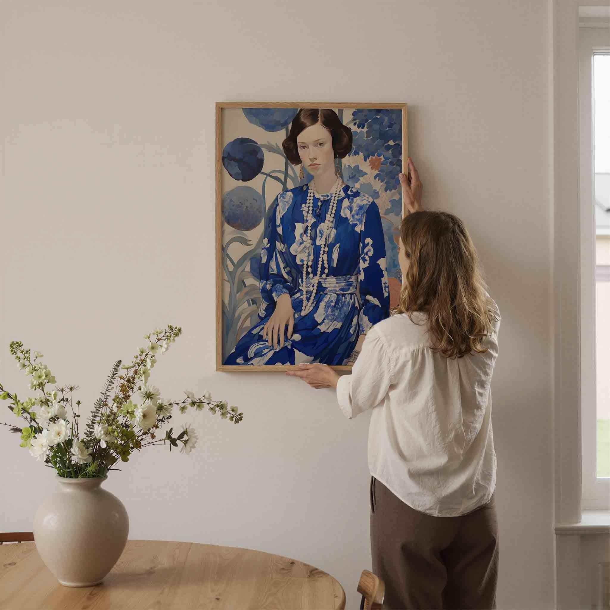 Vrouw in blauwe jurk Poster