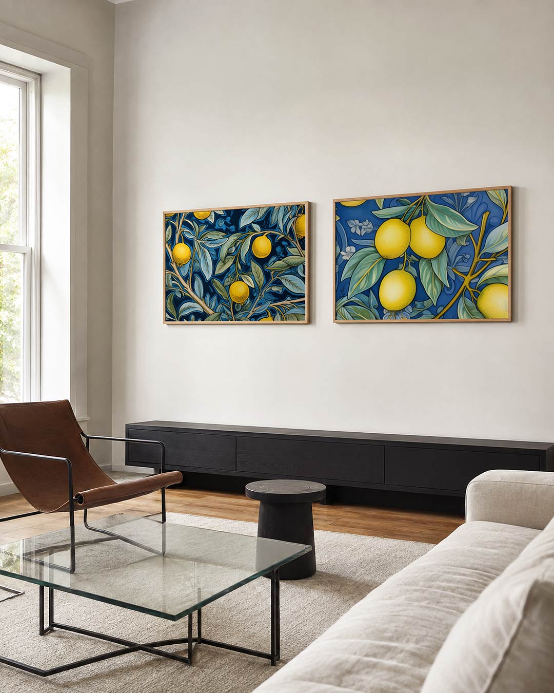 Twee liggende posters met gele citroenen en groene bladeren tegen een diepblauwe achtergrond, aan de muur in een interieur